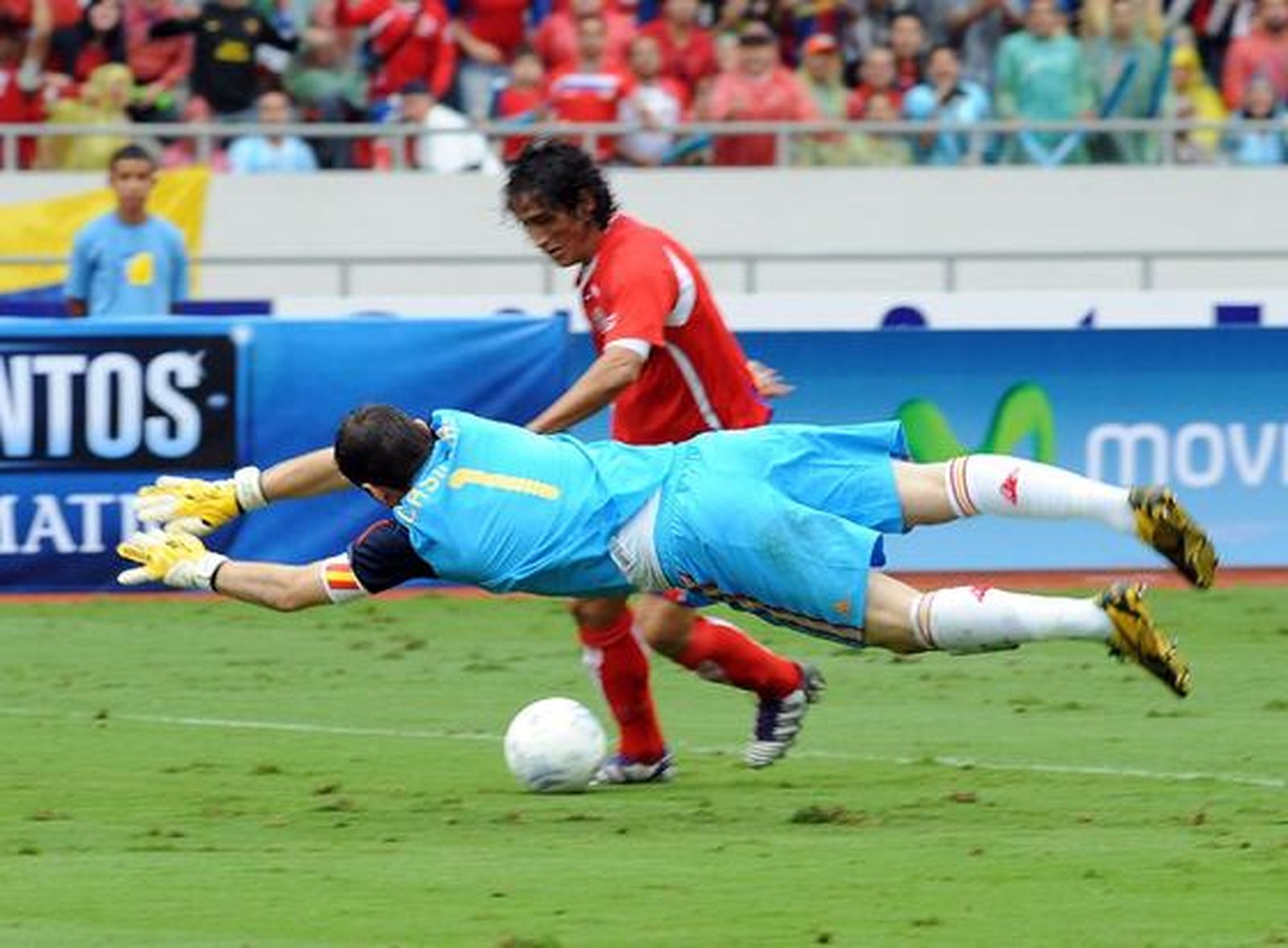 Un gol en el descuento de Villa salvó el empate de la selección española tras tener que remontar dos goles después de un desastroso primer tiempo.

Foto: afp