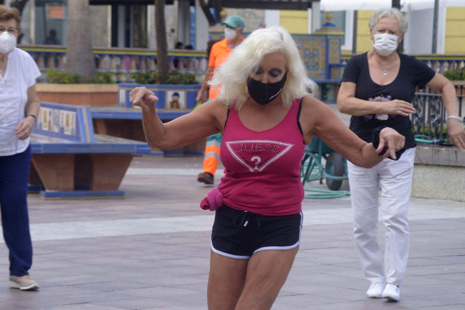 Fotos de personas mayores haciendo gimnasia en la Plaza Alta