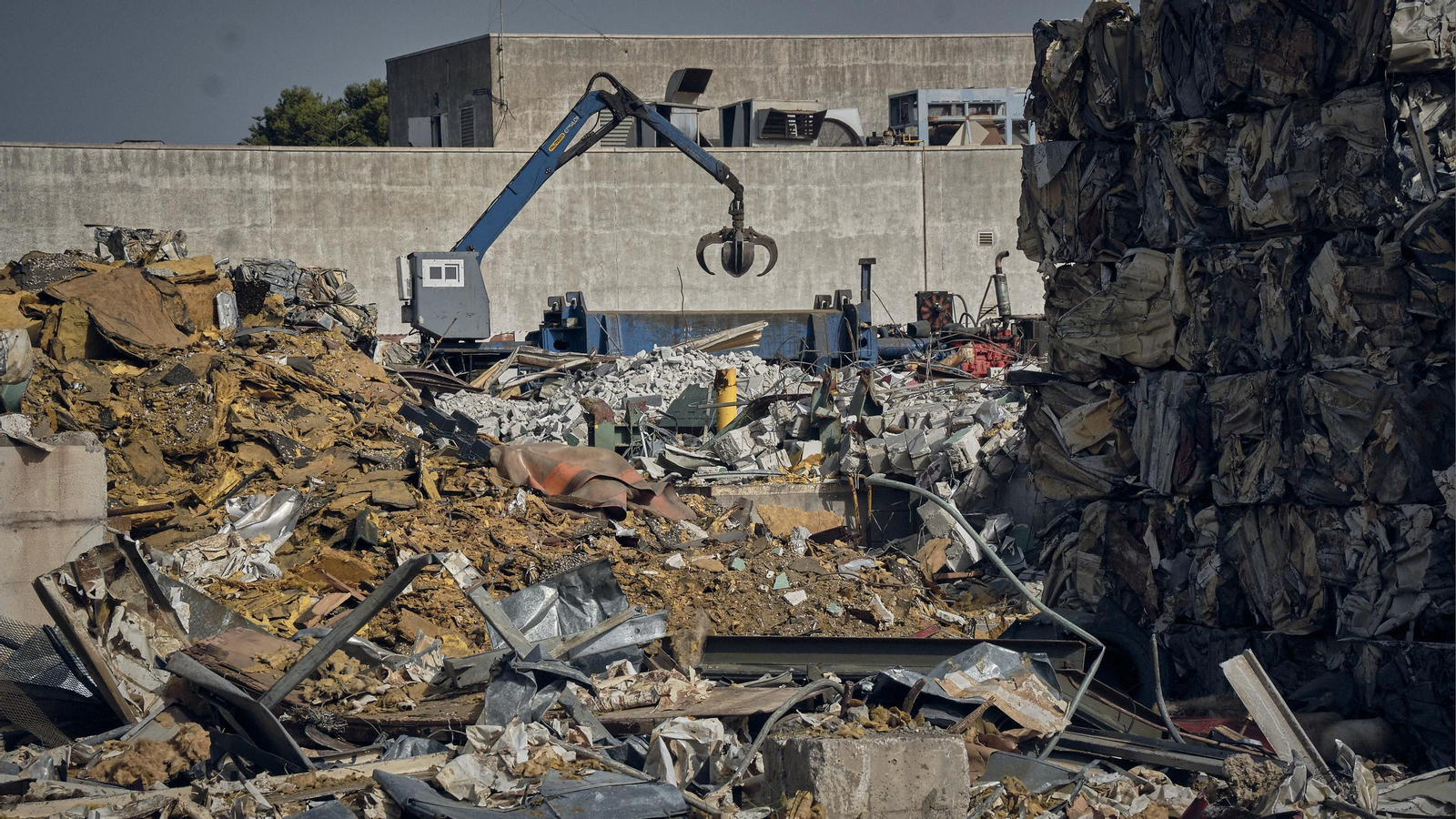 Derribo de la antigua factoría de Delphi.