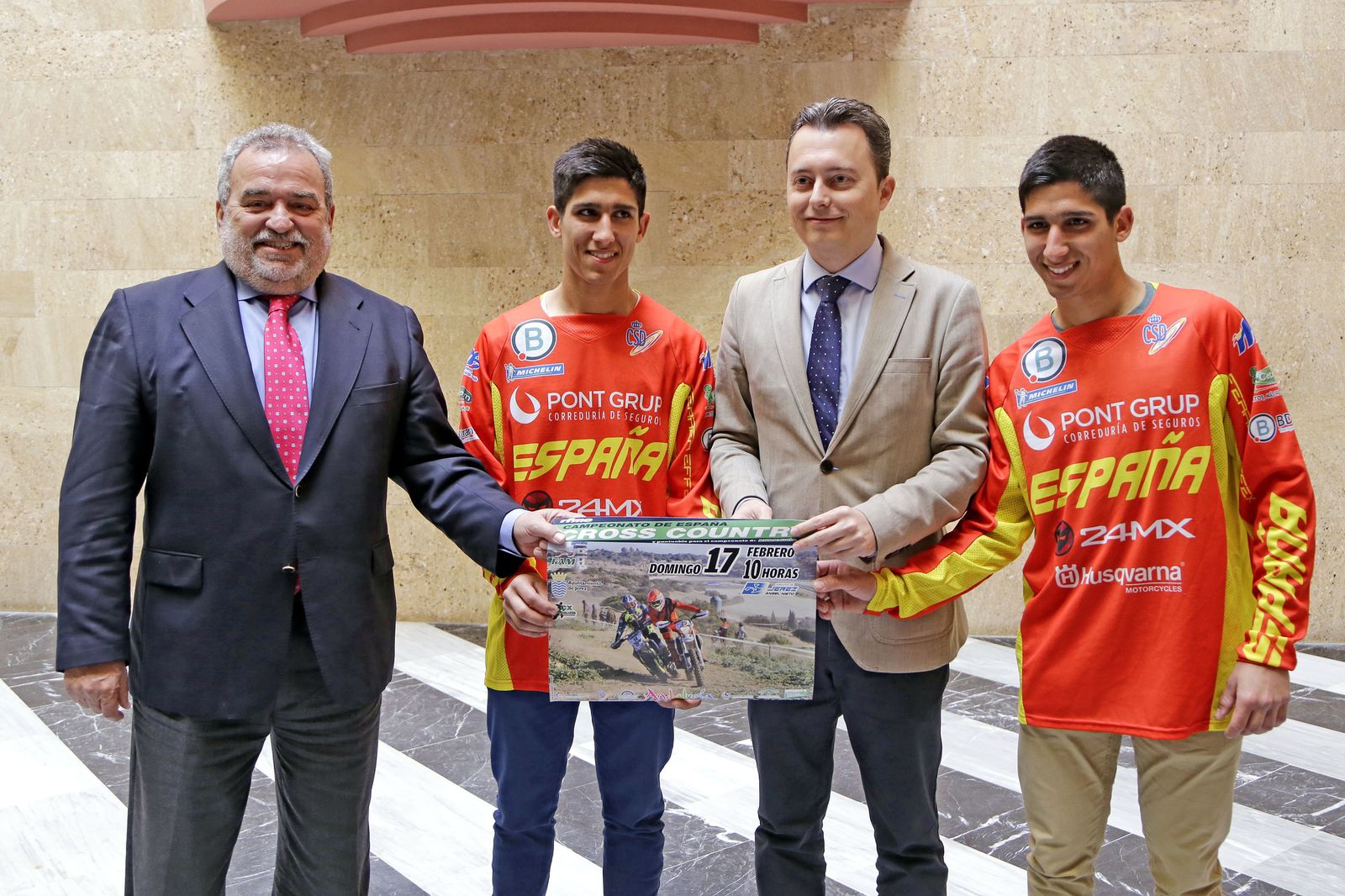 Juan Álvarez y Santiago Galván, con los hermanos Navarro y el cartel de la prueba.