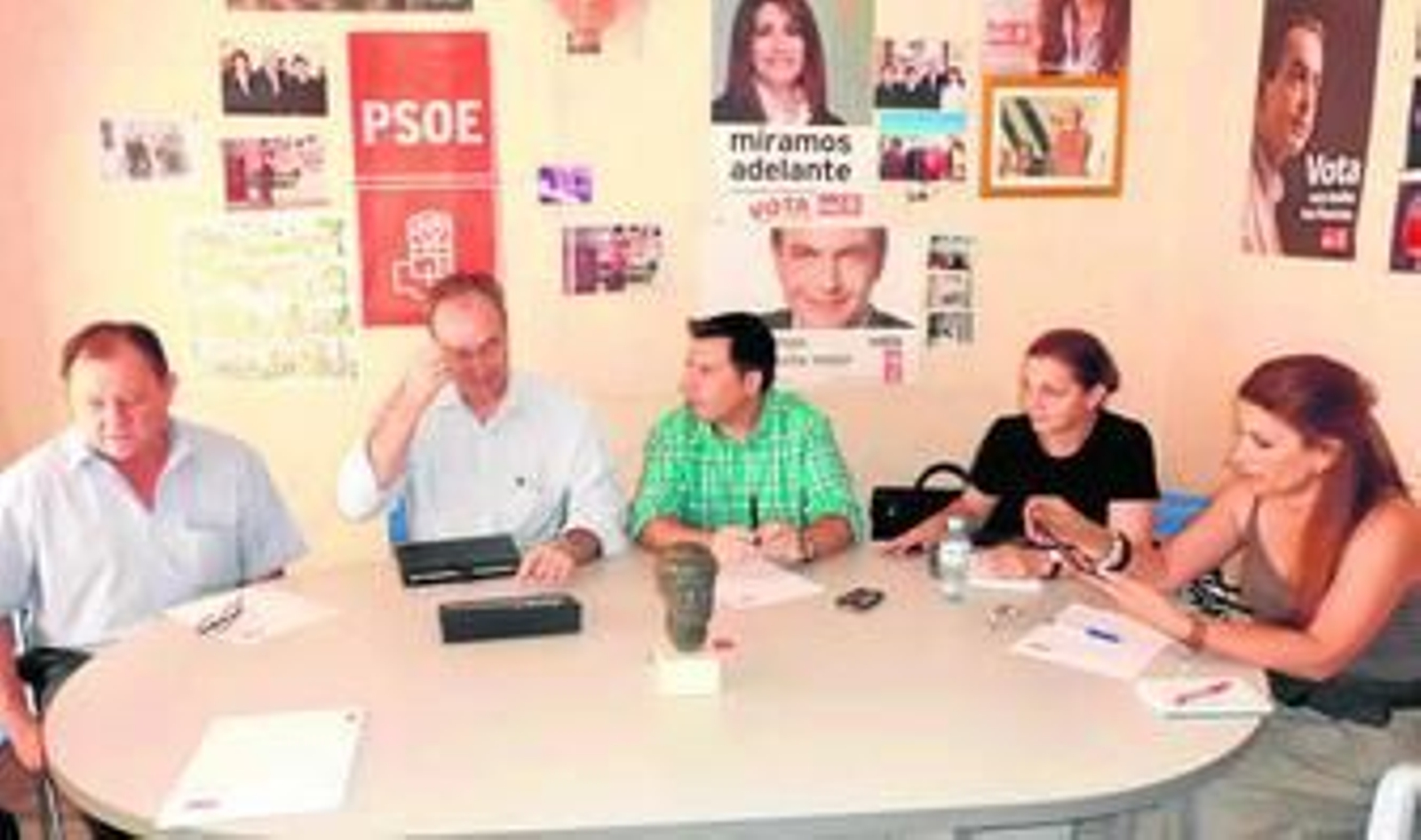 Miguel Serrano, Juan Pablo Durán, José Ignacio Expósito, Isabel Niñoles y Luisa Ruiz en la sede del PSOE de Peñarroya-Pueblonuevo. Miguel Serrano, Juan Pablo Durán, José Ignacio Expósito, Isabel Niñoles y Luisa Ruiz en la sede del PSOE de Peñarroya-Pueblonuevo.