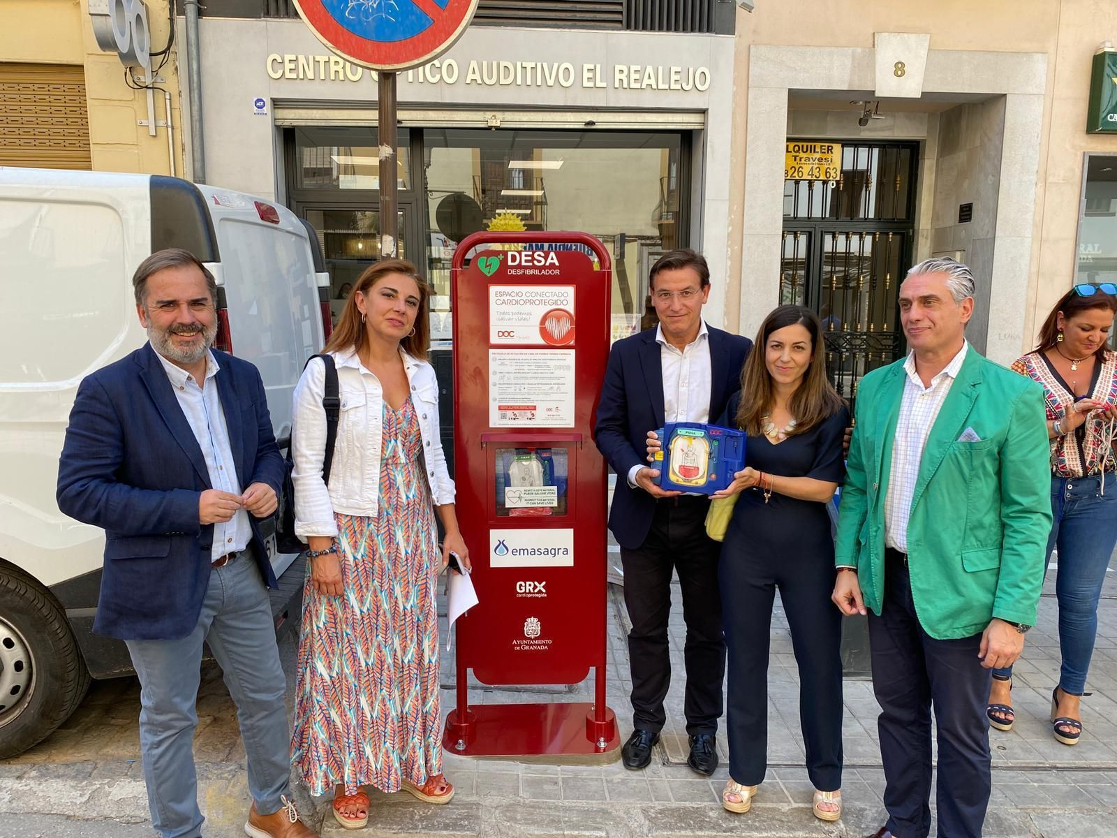 Imagen de los concejales del Ayuntamiento de Granada junto al nuevo desfibrilador instalado en el Realejo