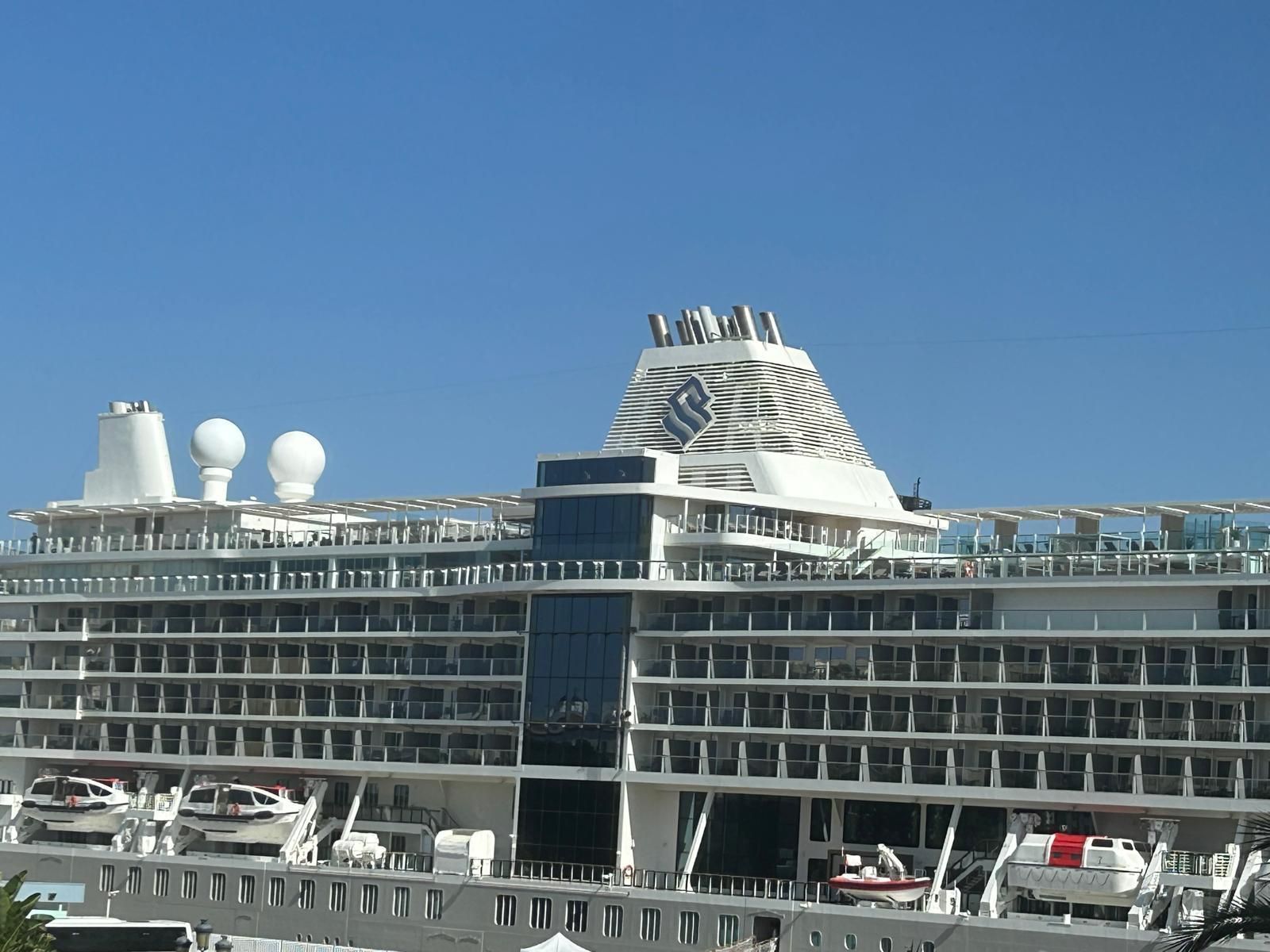 4.200 cruceristas se pasean por el casco histórico de Cádiz este soleado martes de octubre