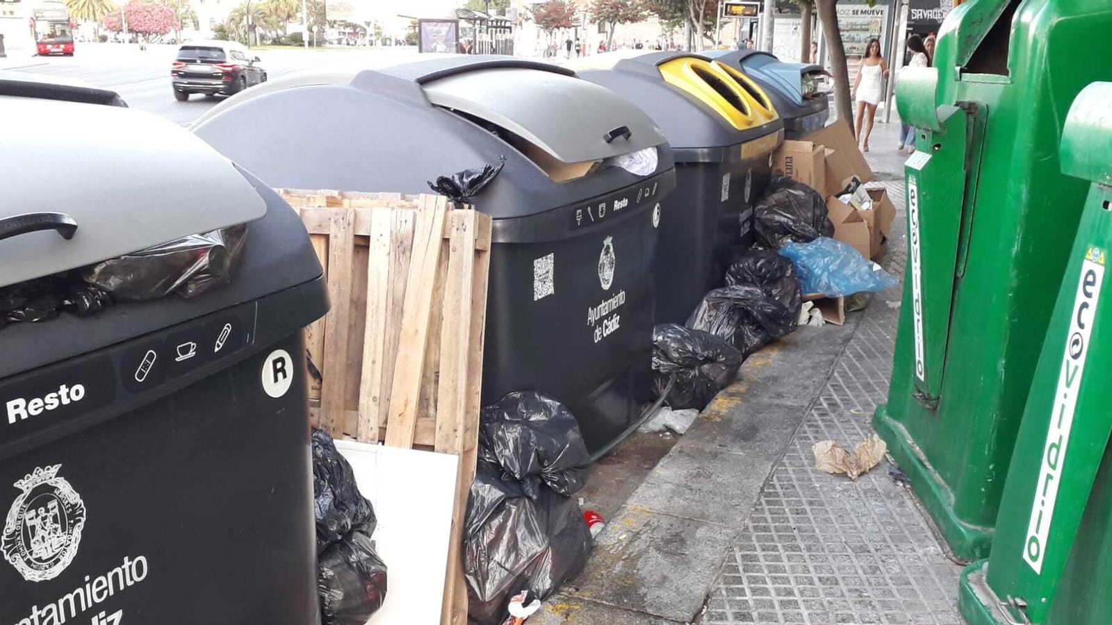 Otra imagen de la batería de contenedores, el lunes por la tarde.