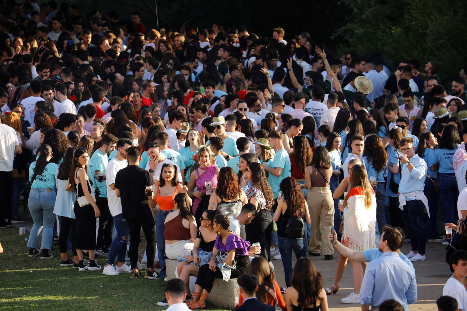 El clásico botellón del Miércoles de la Feria de Córdoba, en imágenes