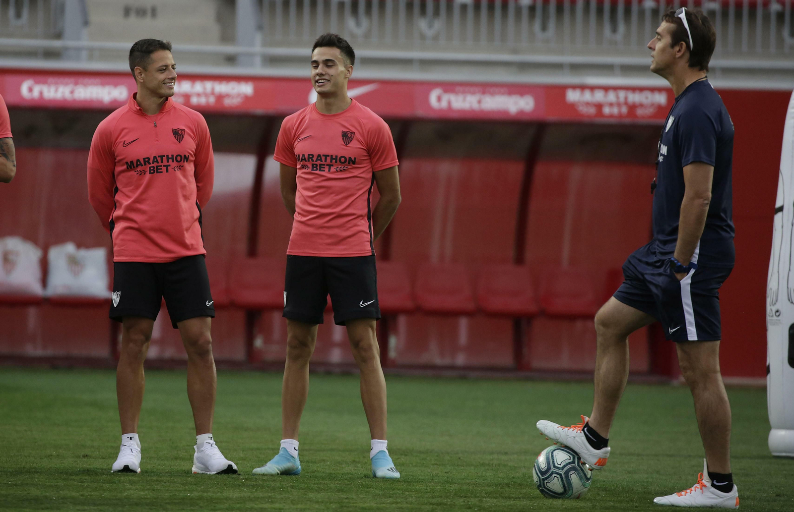 Chicharito y Reguilón, ante Julen Lopetegui.