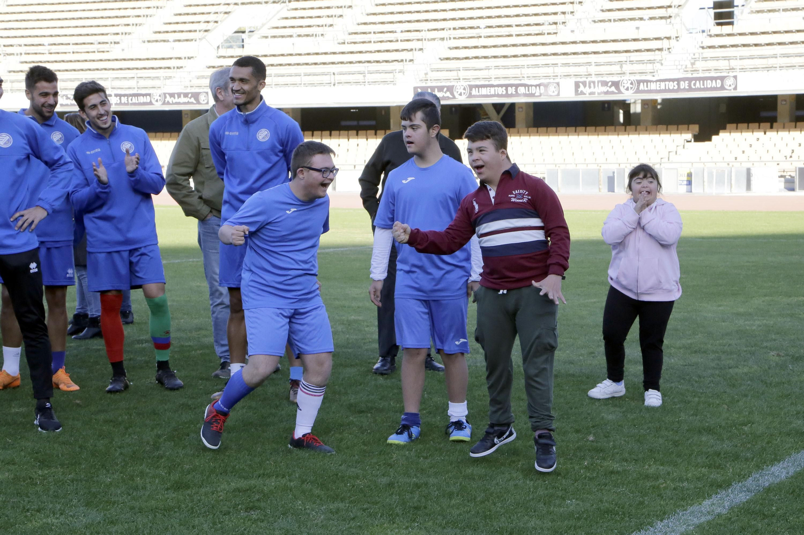 Cedown celebrando junto a los jugadores del Xerez DFC en dia del Sindrome de Down