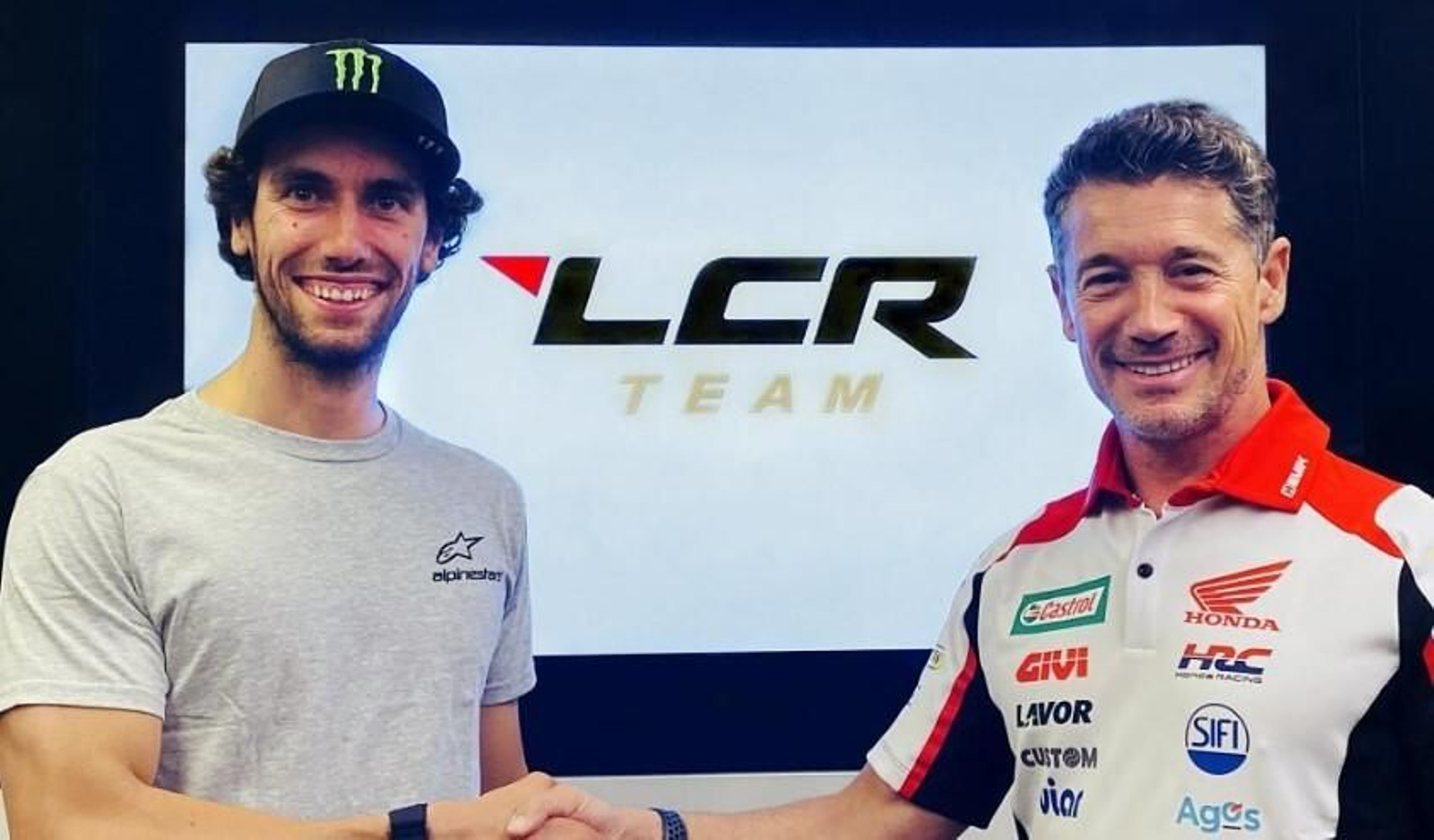 Álex Rins y Lucio Cecchinello, tras firmar el acuerdo.