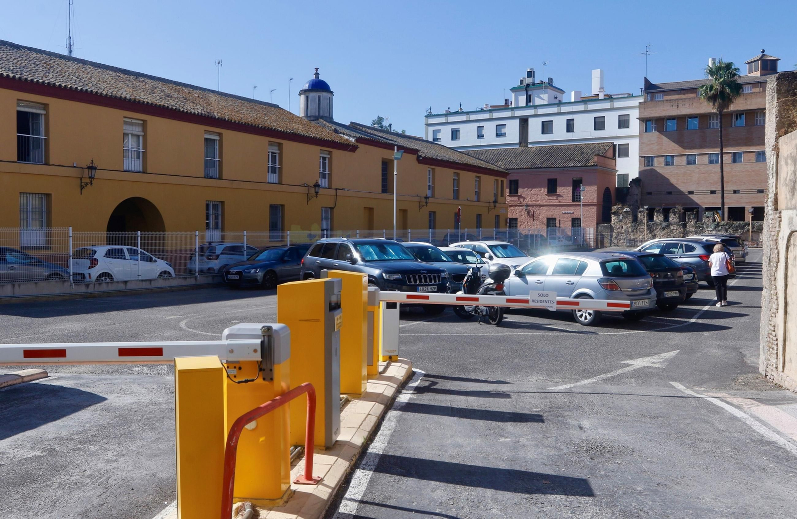Coches aparcados en el antiguo Corral de las Herrerías.