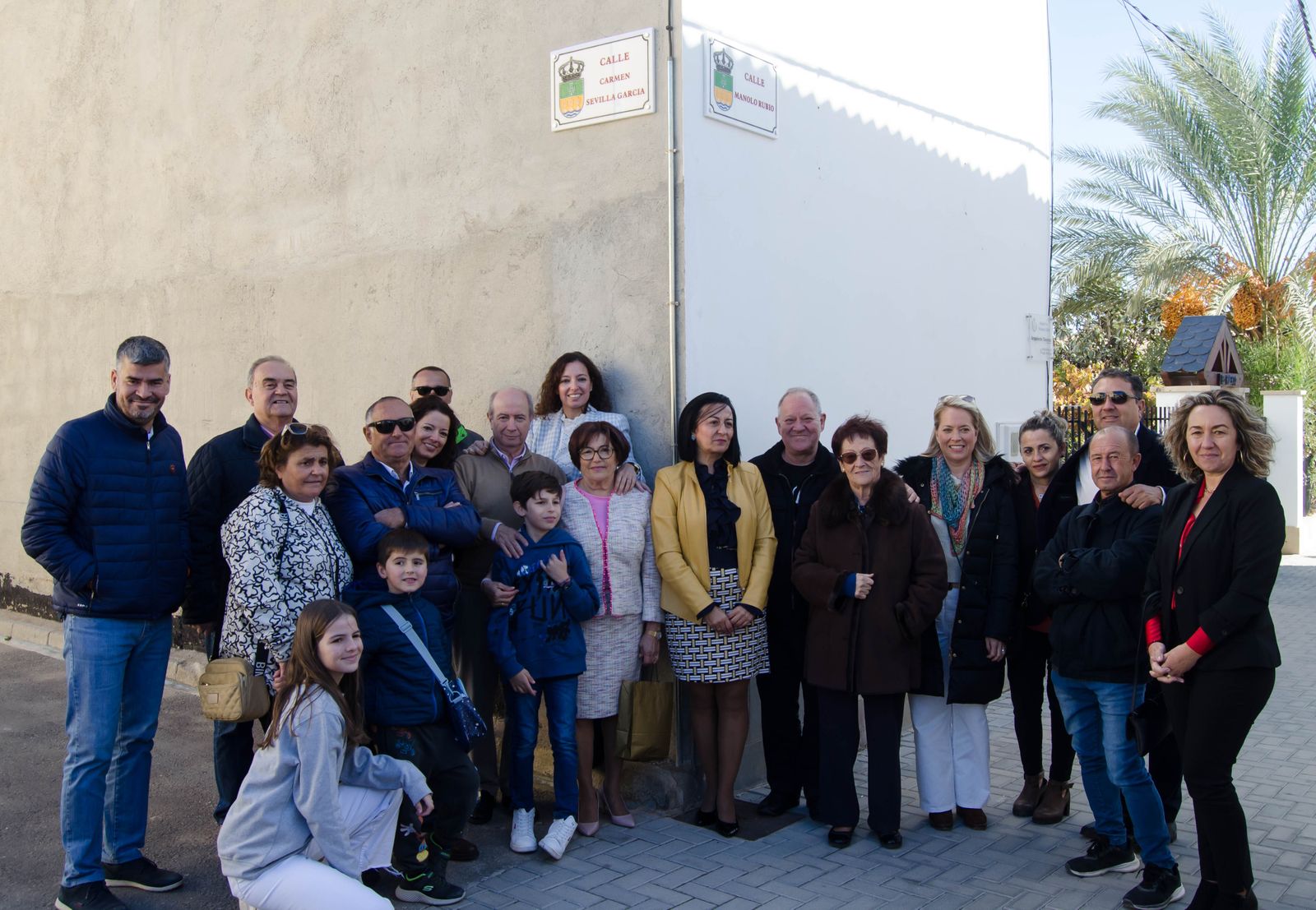 Familiares de los homenajeados con la alcaldesa en la confluencia de ambas calles.