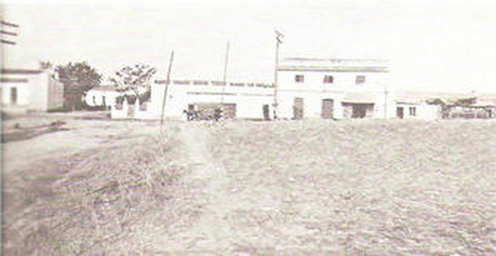 La venta de Cardeñas es donde está descargando un carro. Foto perteneciente al libro 'Cardeñas'.