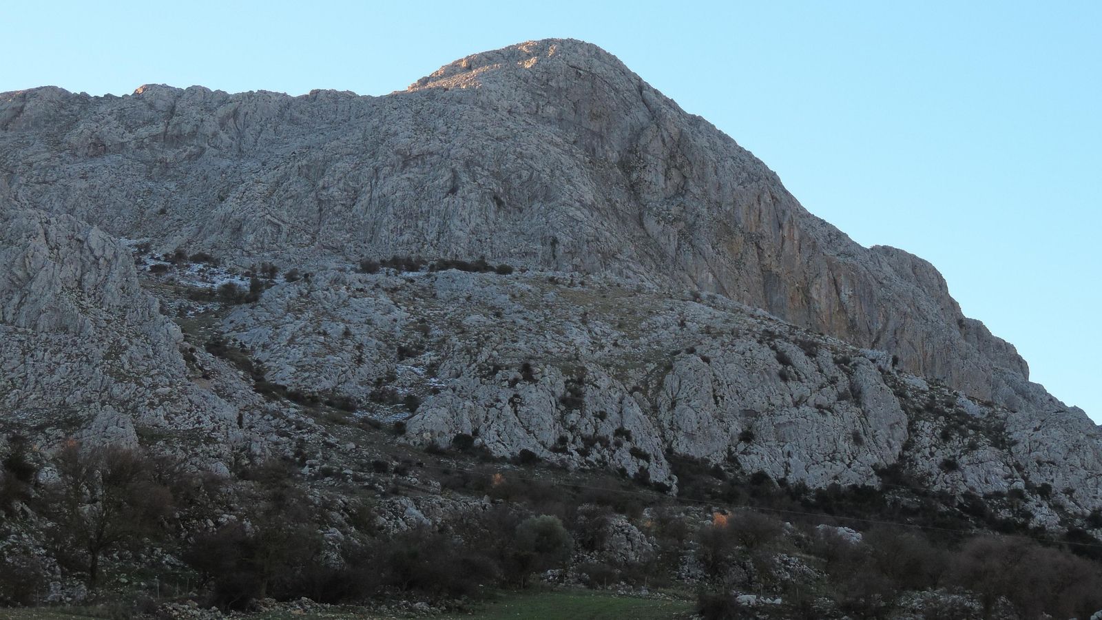 El Tajo del Fraile nos reta a subirnos a sus espaldas.