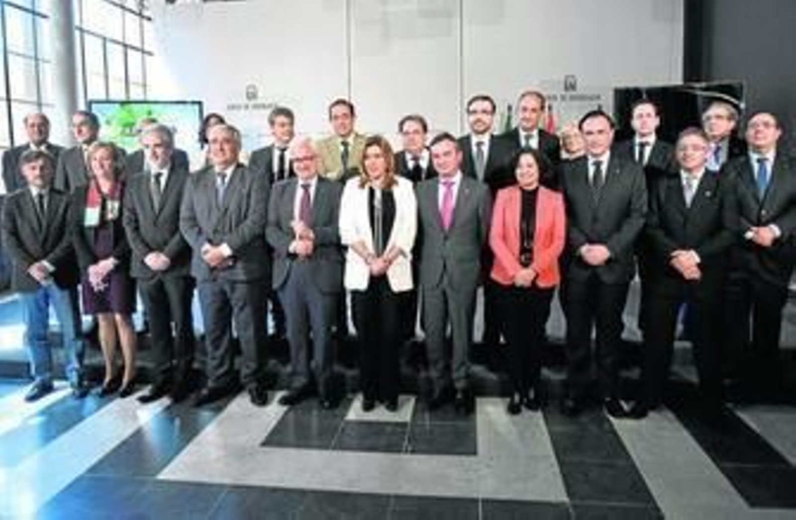 Susana Díaz, junto a varios consejeros de la Junta, investigadores y los rectores de las diez universidades públicas andaluzas, ayer en San Telmo.