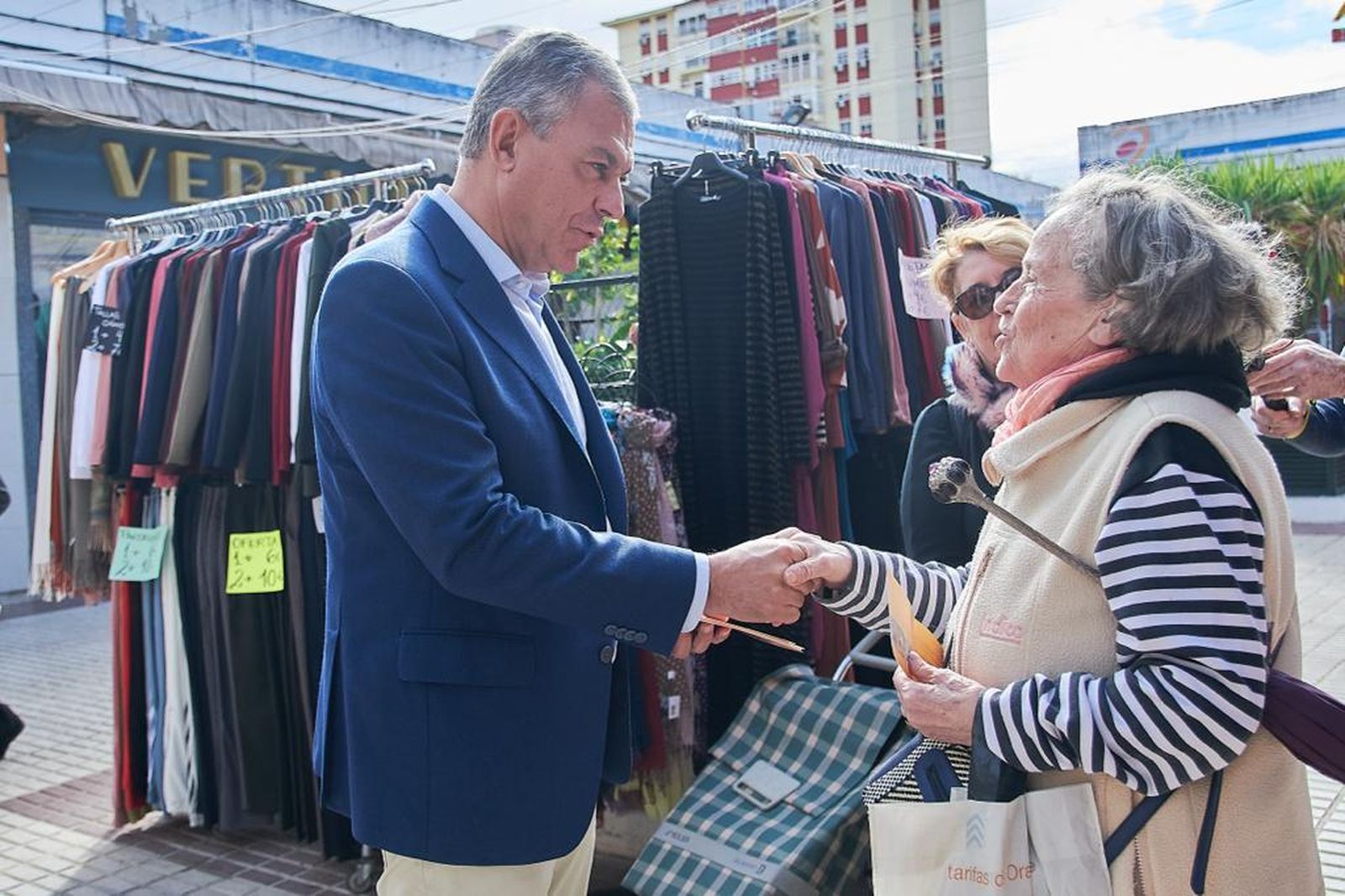 Sanz conversa con una vecina de Sevilla Este.