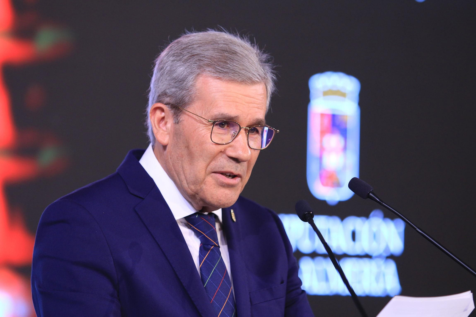 La diputación impone el Escudo de la Provincia a Pedro Caparrós