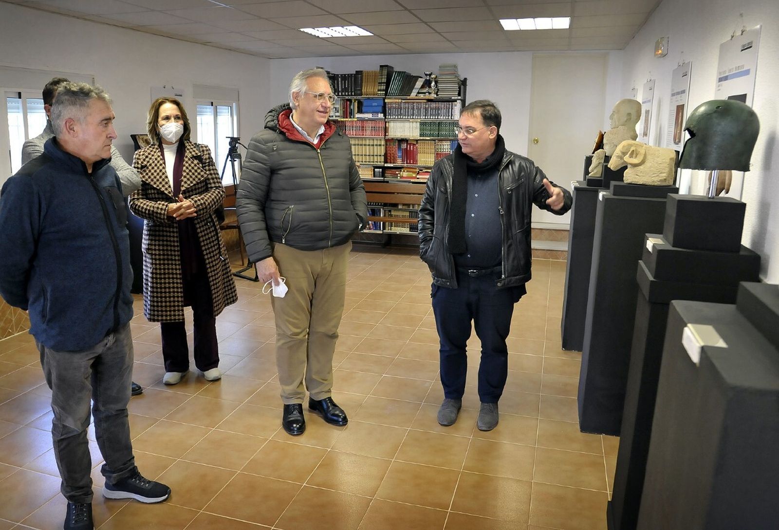 Francisco Camas durante la visita a la exposición de Mesas de Asta.
