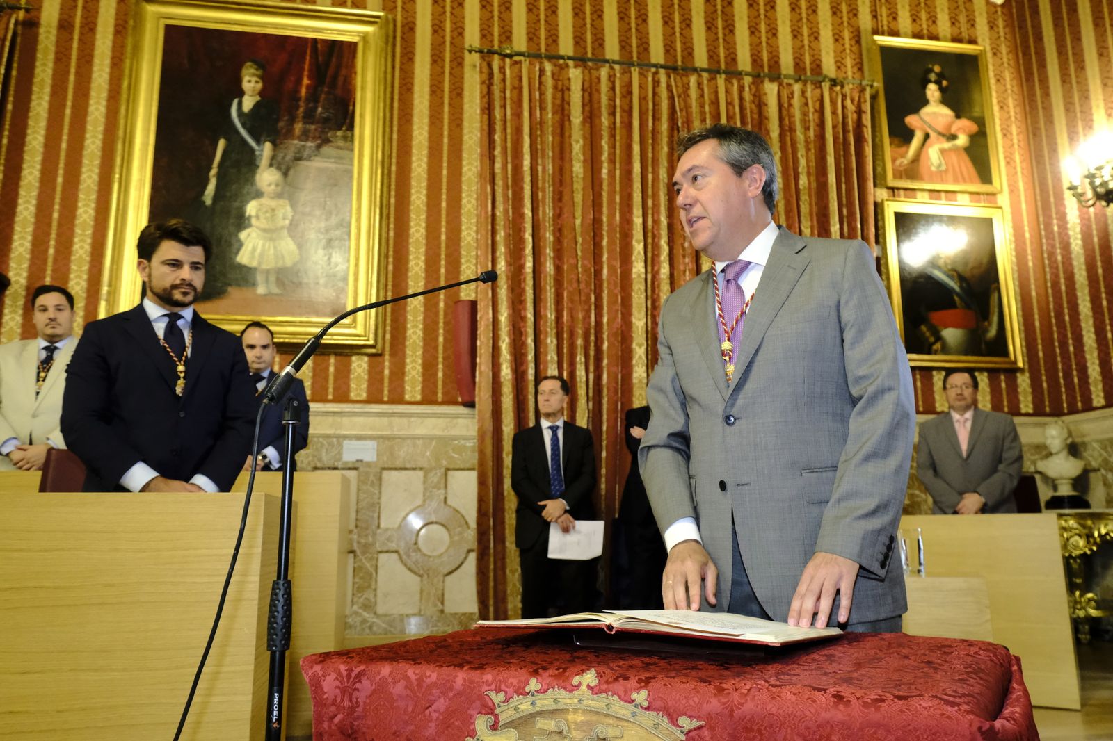 Juan Espadas promete su cargo.