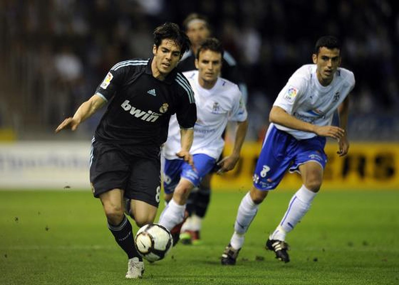 Los de Pellegrini golean al Tenerife en el Heleliodoro Rodríguez López con goles de Higuaín (dos), Kaká, Ronaldo y Raúl. / AFP · EFE · Reuters