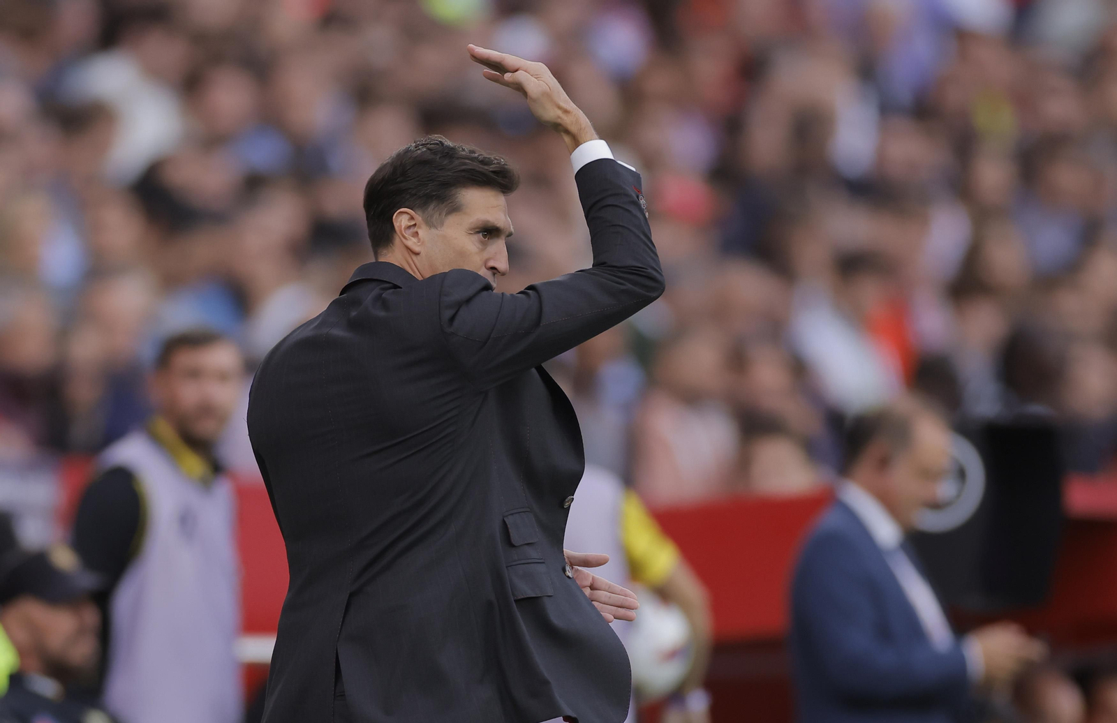 Diego Alonso gesticula durante el partido Sevilla-Real Madrid.