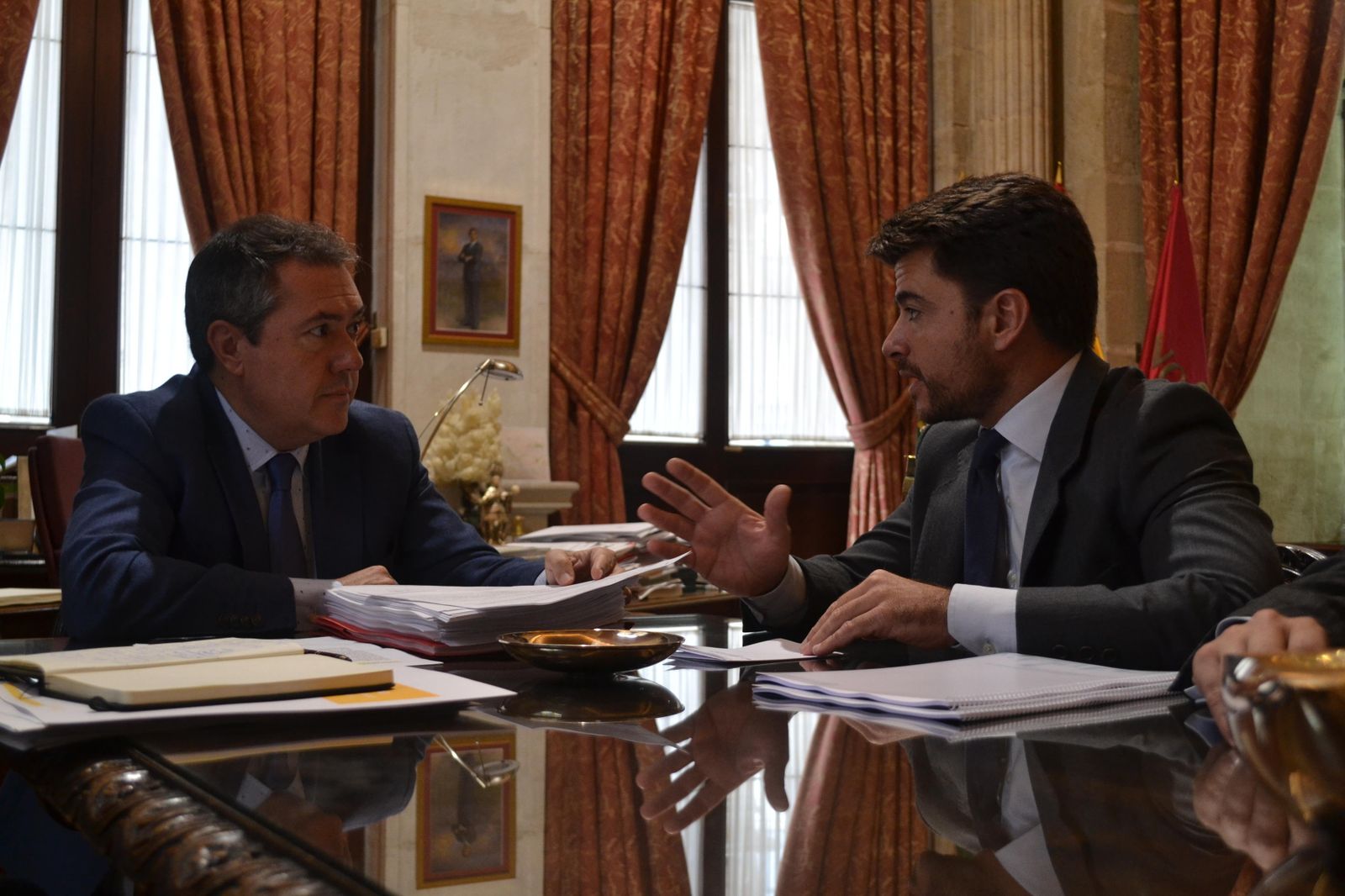 El alcalde Juan Espadas junto al portavoz del PP, Beltrán Pérez.