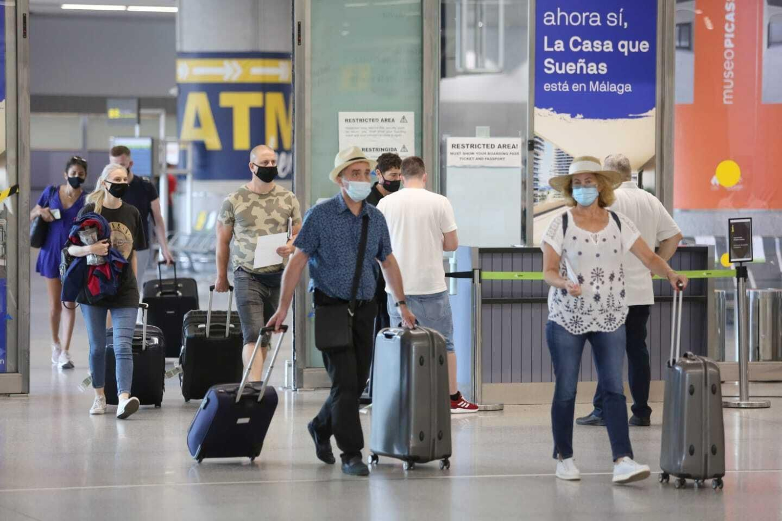 El desembarco de británicos en el aeropuerto de Málaga, en fotos