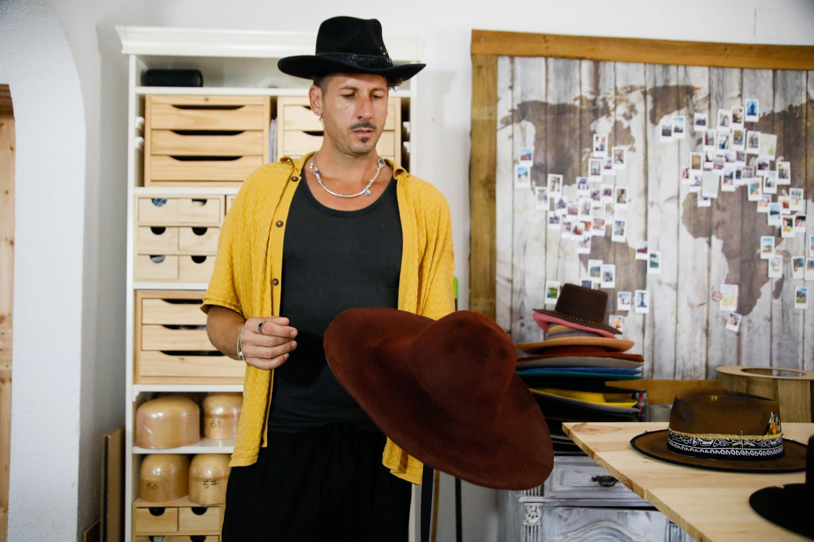 Imágenes del proceso creativo en sombreros de Alejandro Mateo