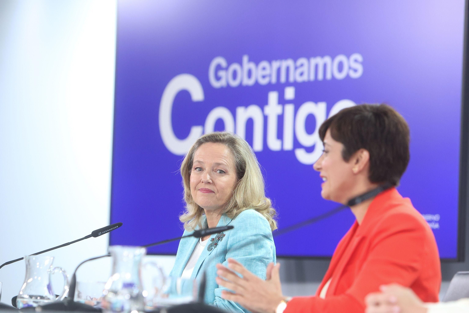 La vicepresidenta primera y ministra de Asuntos Económicos y Transformación Digital, Nadia Calviño (i) y la ministra Portavoz y de Política Territorial, Isabel Rodríguez (d), durante una rueda de prensa posterior a la reunión del Consejo de Ministros en el Palacio de La Moncloa, a 3 de mayo de 2023, en Madrid.
