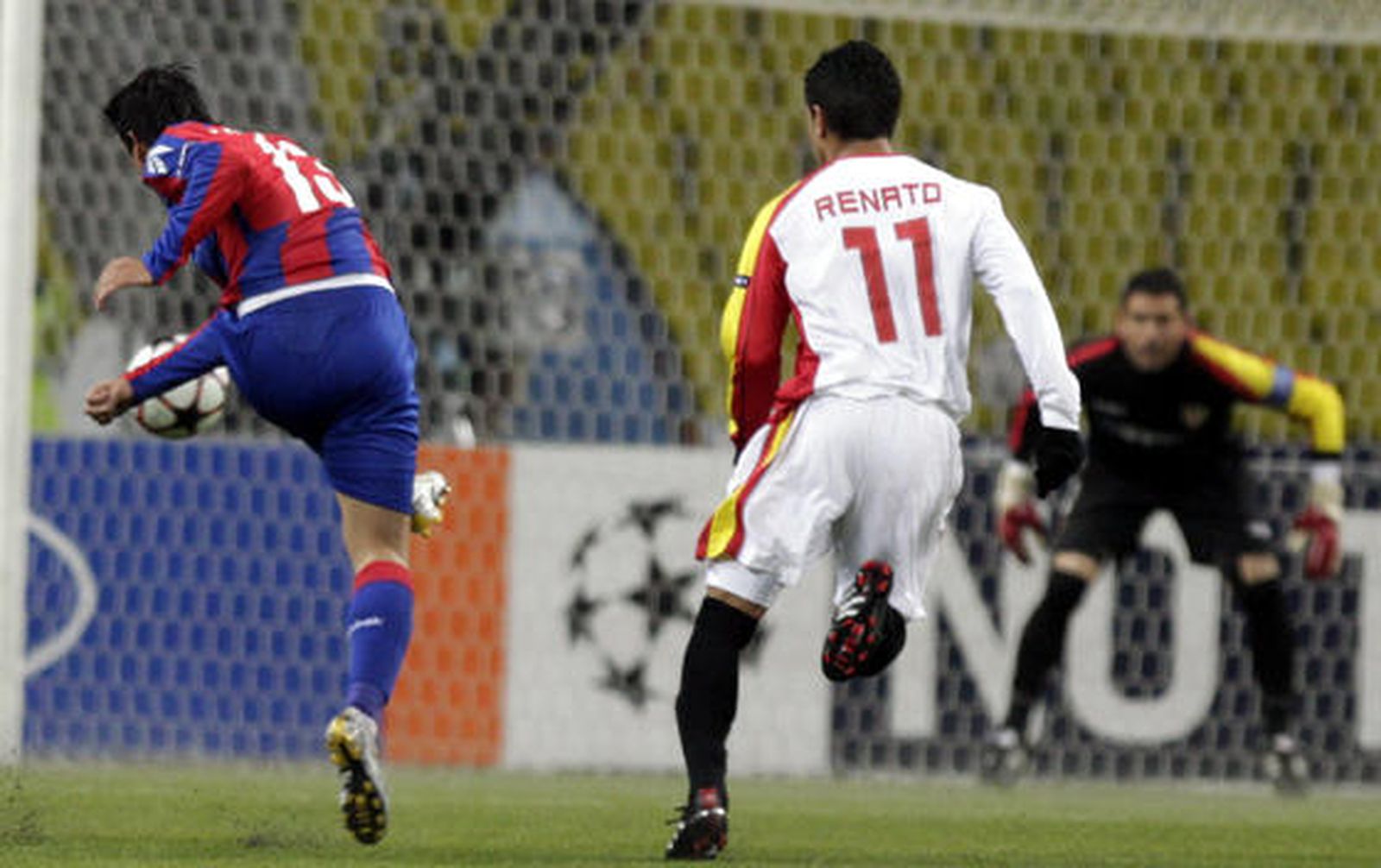 Mark González dispara a puerta ante Renato. 

Foto: Antonio Pizarro