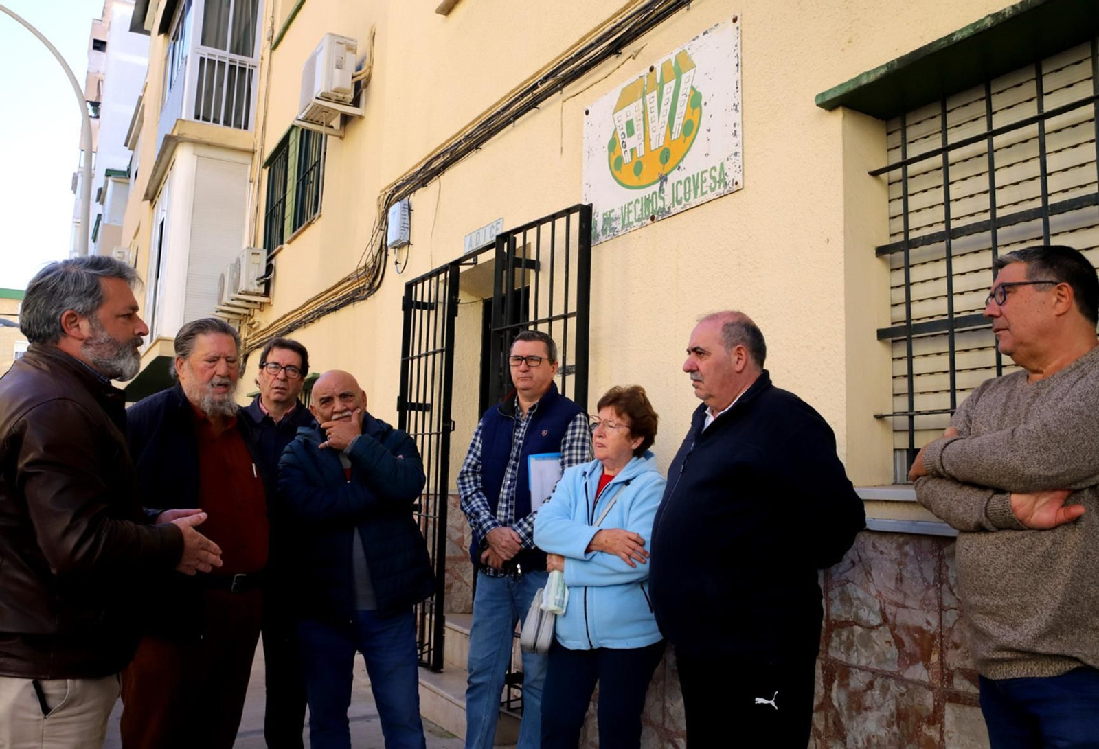 Rubén Pérez, delegado de Movilidad, junto a miembros de la asociación de vecinos de Icovesa.