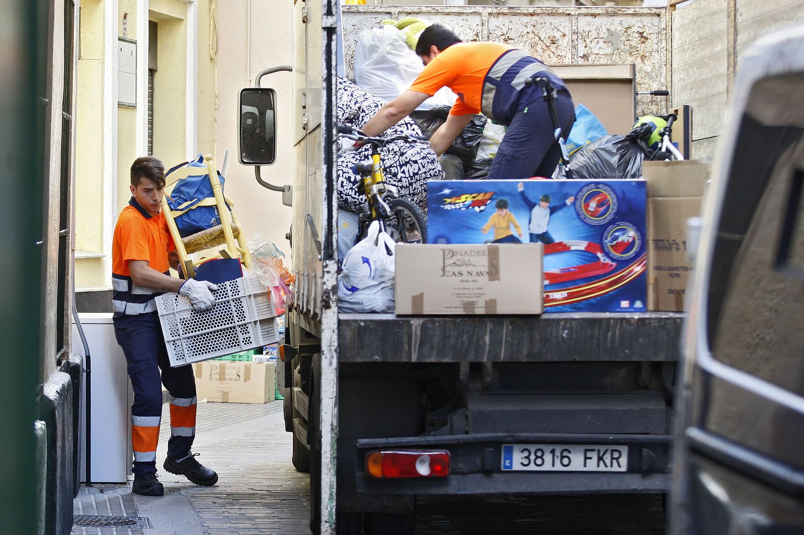 Operarios retirando el mobiliario de una casa durante un desahucio.
