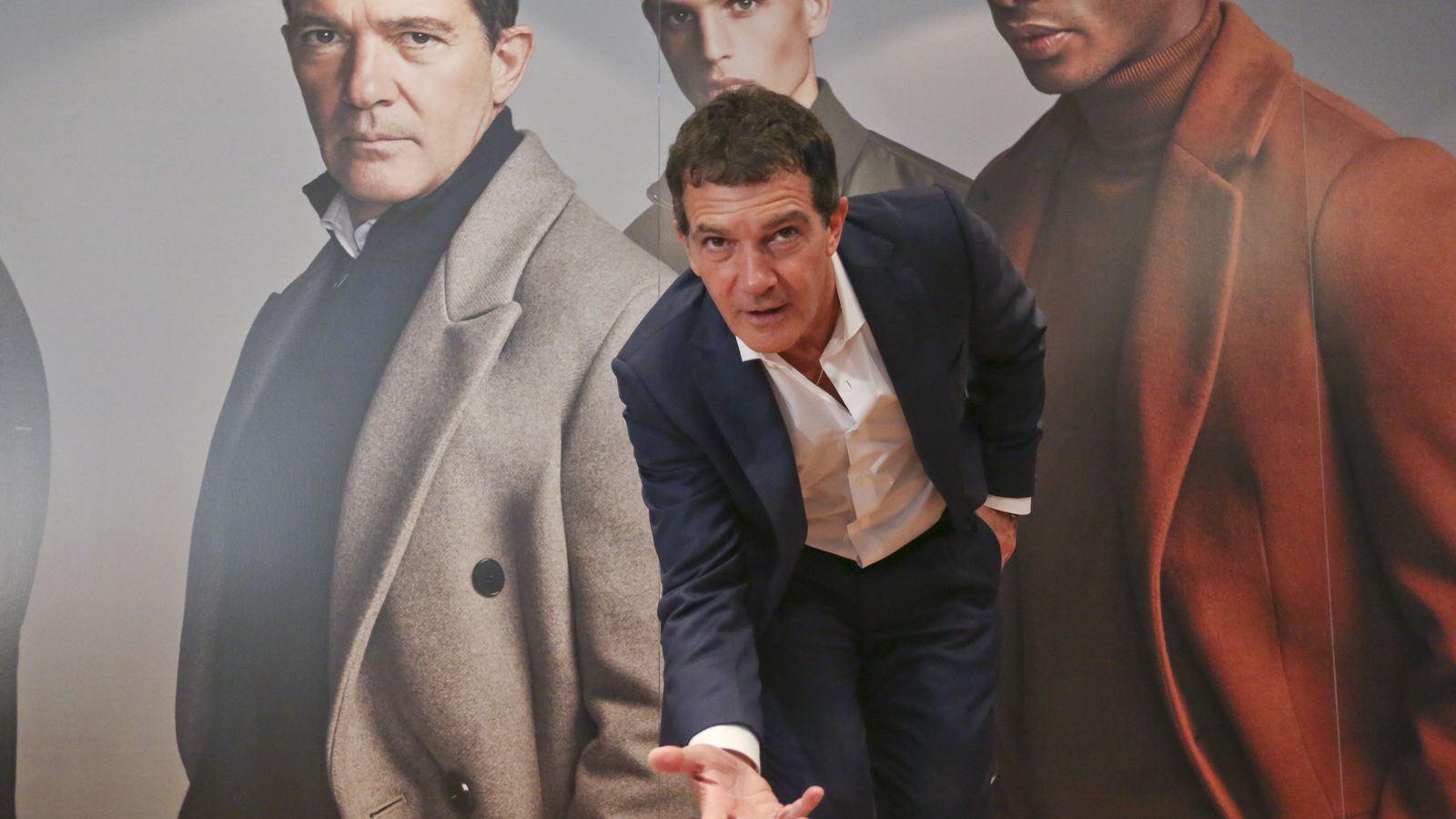 Antonio Banderas posa en la presentación de la nueva campaña de moda del Corte Inglés.