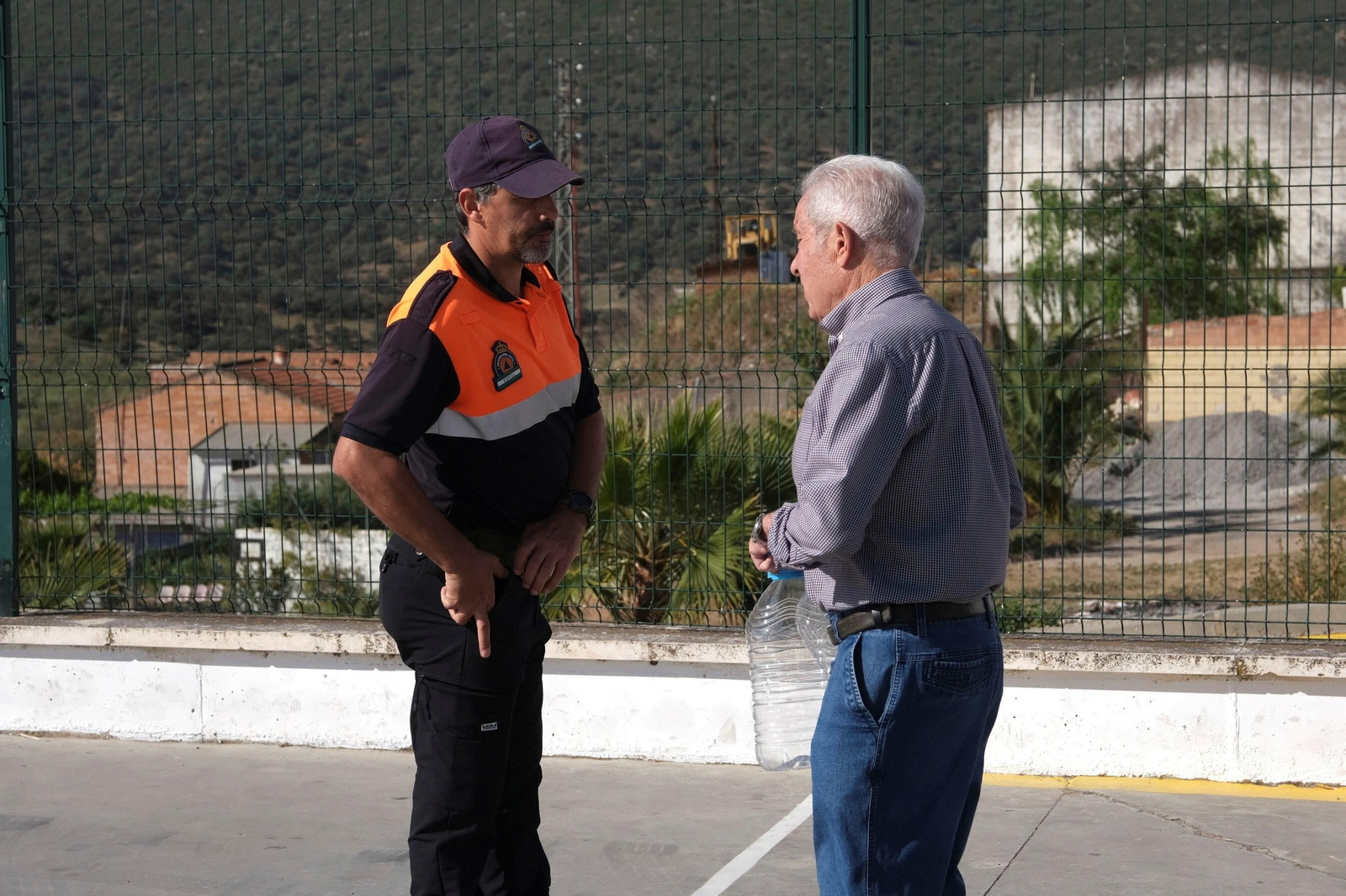 El reparto de agua potable en Espiel, en imágenes