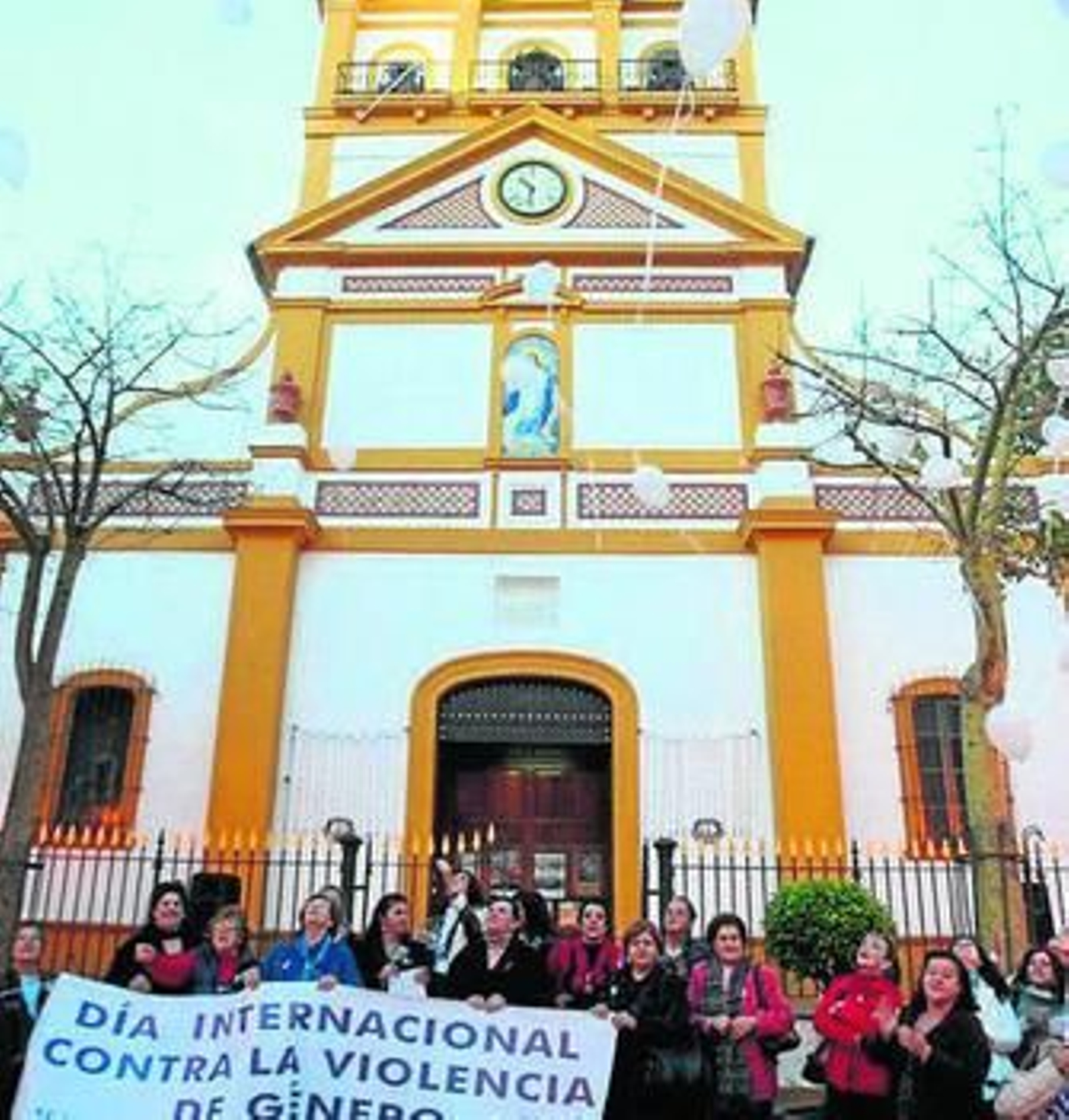 Los manifestantes sueltan globos en La Línea.