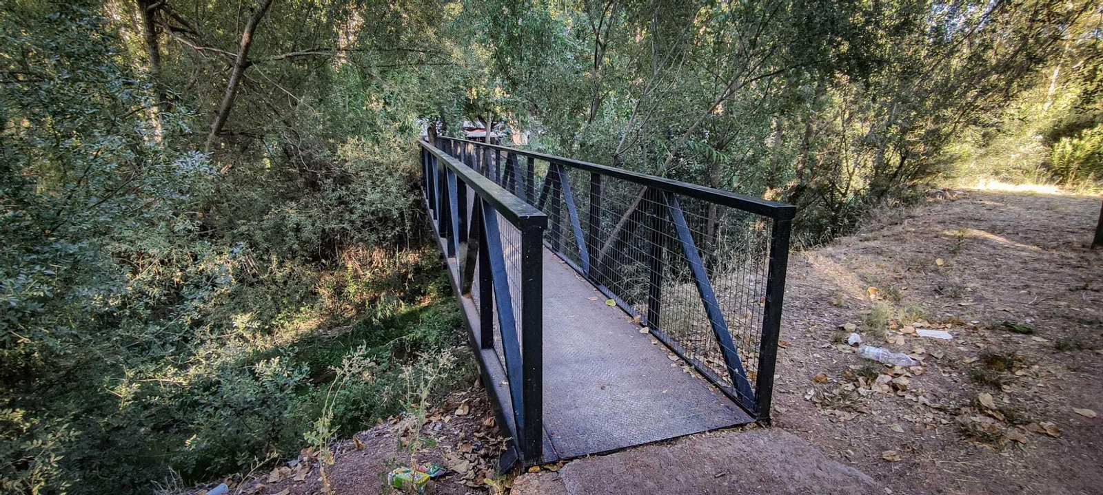 Acceso a uno de los puentes que atraviesan el río. Acceso a uno de los puentes que atraviesan el río.