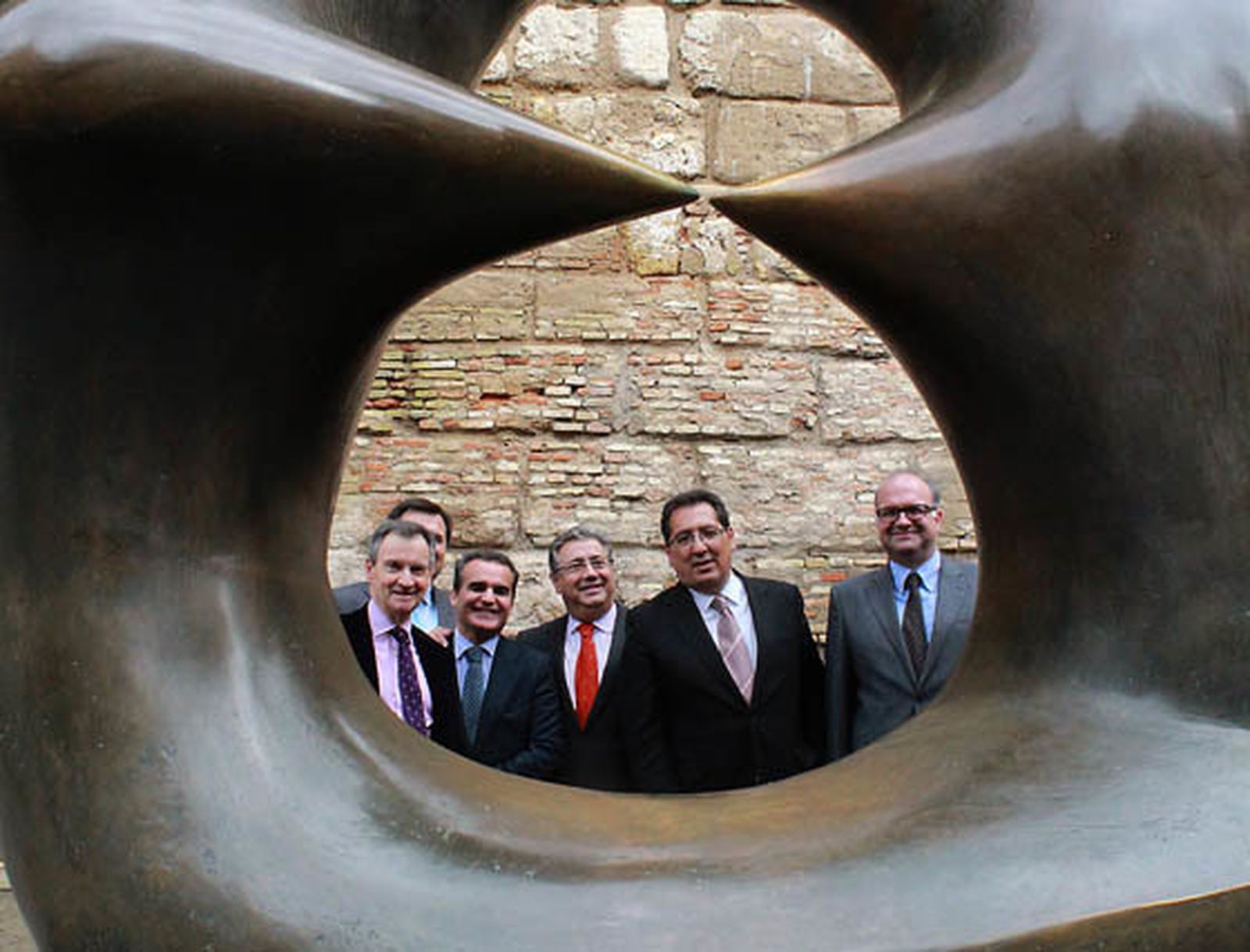 Richard Calvocoressi, director de la Fundación Henry Moore; Rafael Herrador, director territorial de ‘La Caixa’ en Andalucía Occidental , el alcalde de Sevilla, Juan Ignacio Zoido, Antonio Pulido, presidente de la Fundación Cajasol y Sebastiano Barassi (Fundación Henry Moore), tras la obra ‘Óvalo con puntos’, de Moore.  Foto: Victoria Ramírez
