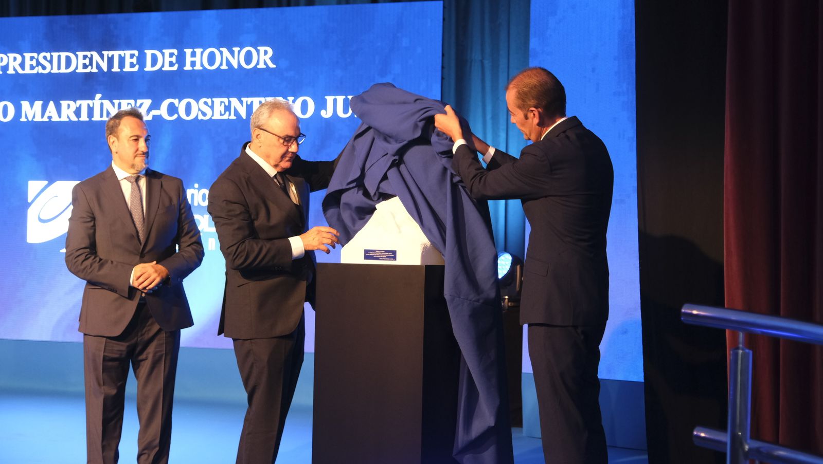 Imágenes del reconocimiento  como Presidente de Honor de la Asociación de Empresarios del Mármol, Francisco Martínez Cosentino