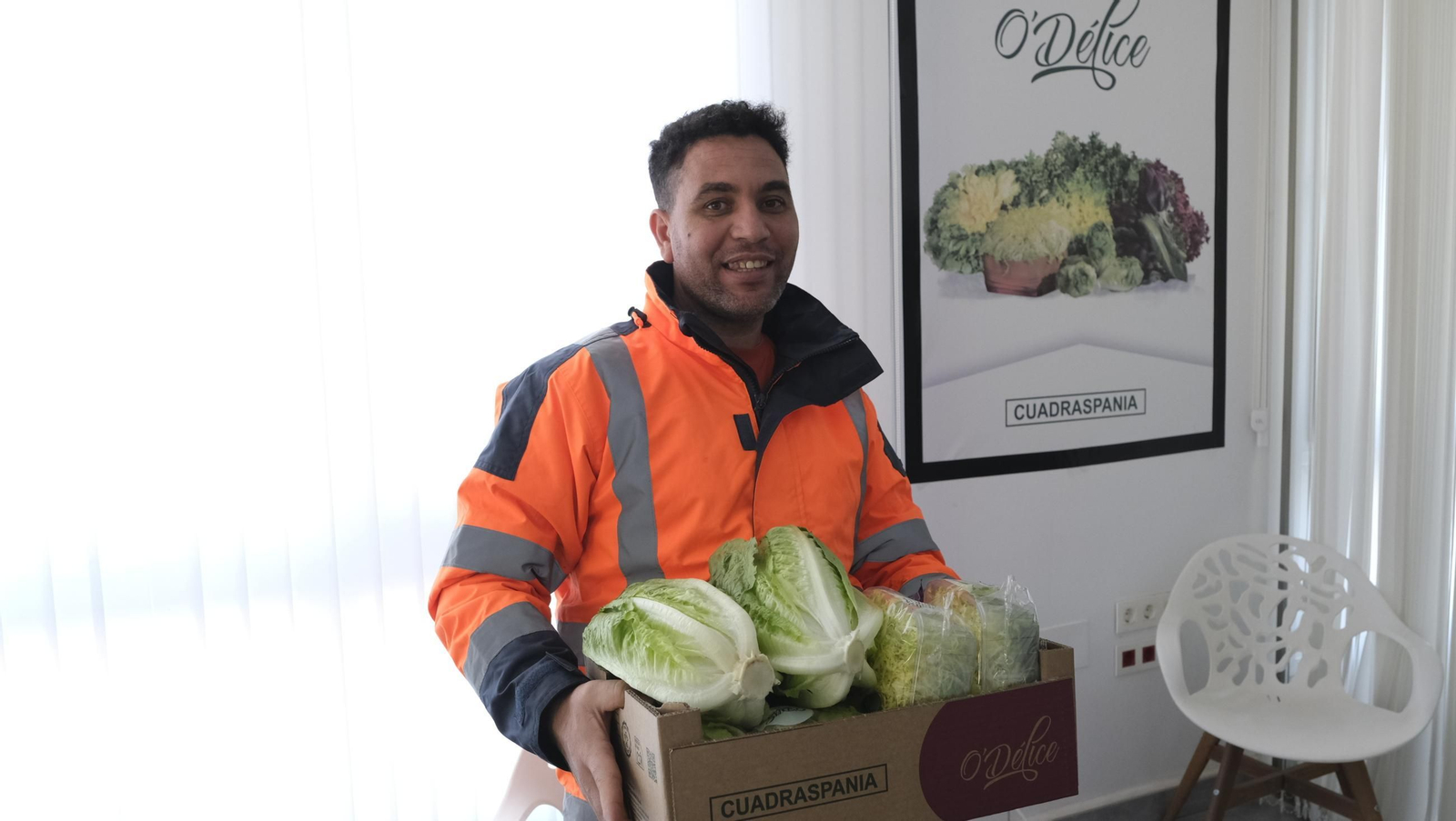 Cherkaoui Saidi, con una caja llena de escarolas y lechuga que produce y comercializa Cuadraspania.