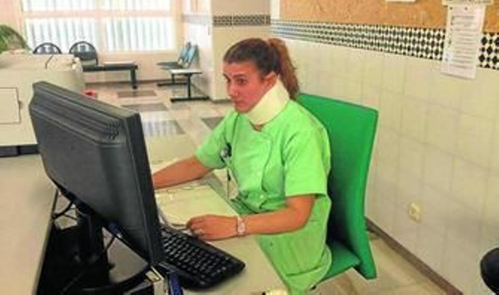 Saida Sánchez, en su puesto de trabajo con el collarín.