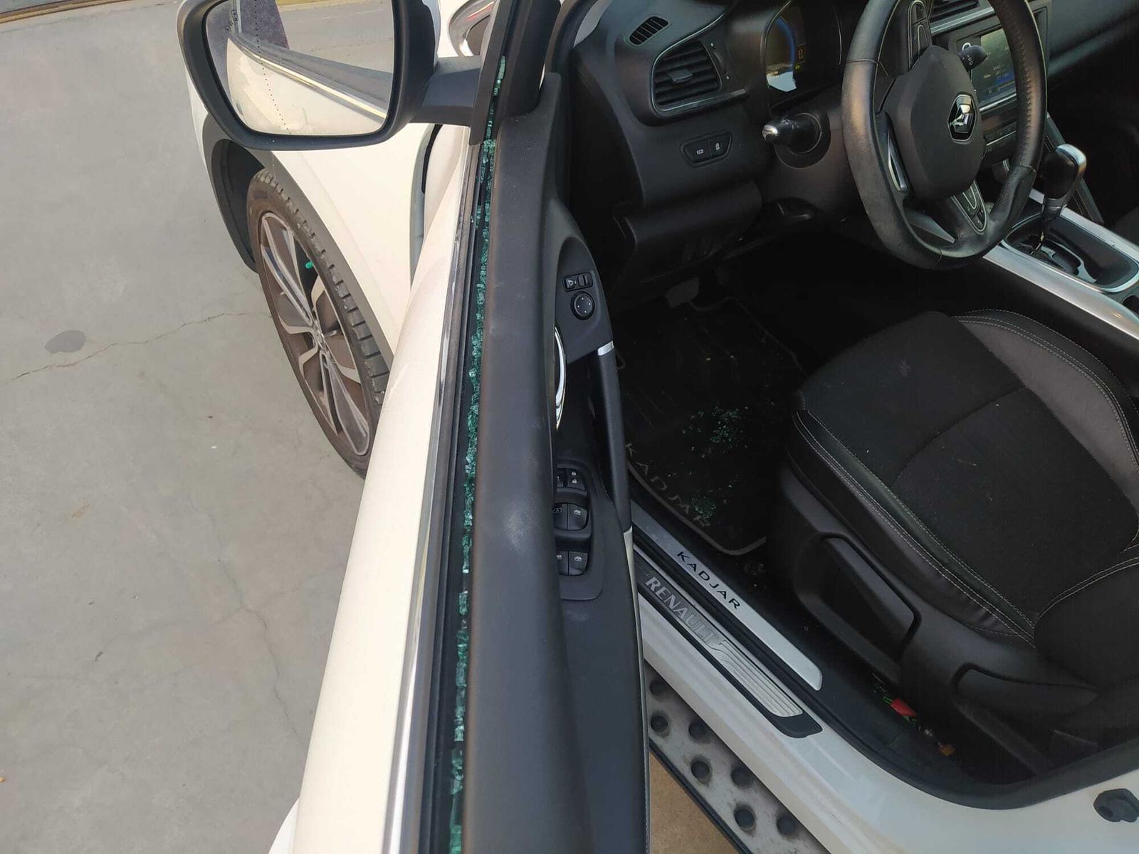 Restos de cristal en la ventanilla del conductor, que los Bomberos rompieron para rescatar a la niña.