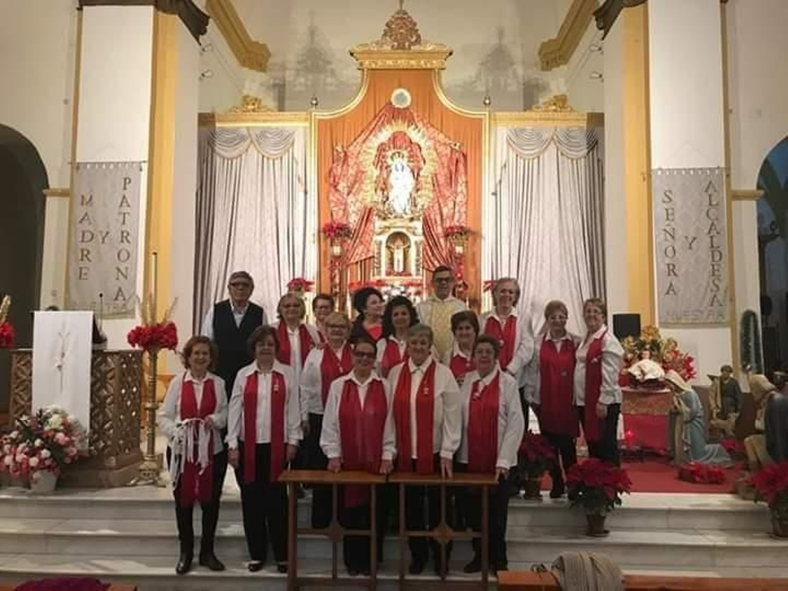 Pastora junto a su coro. Pastora junto a su coro.