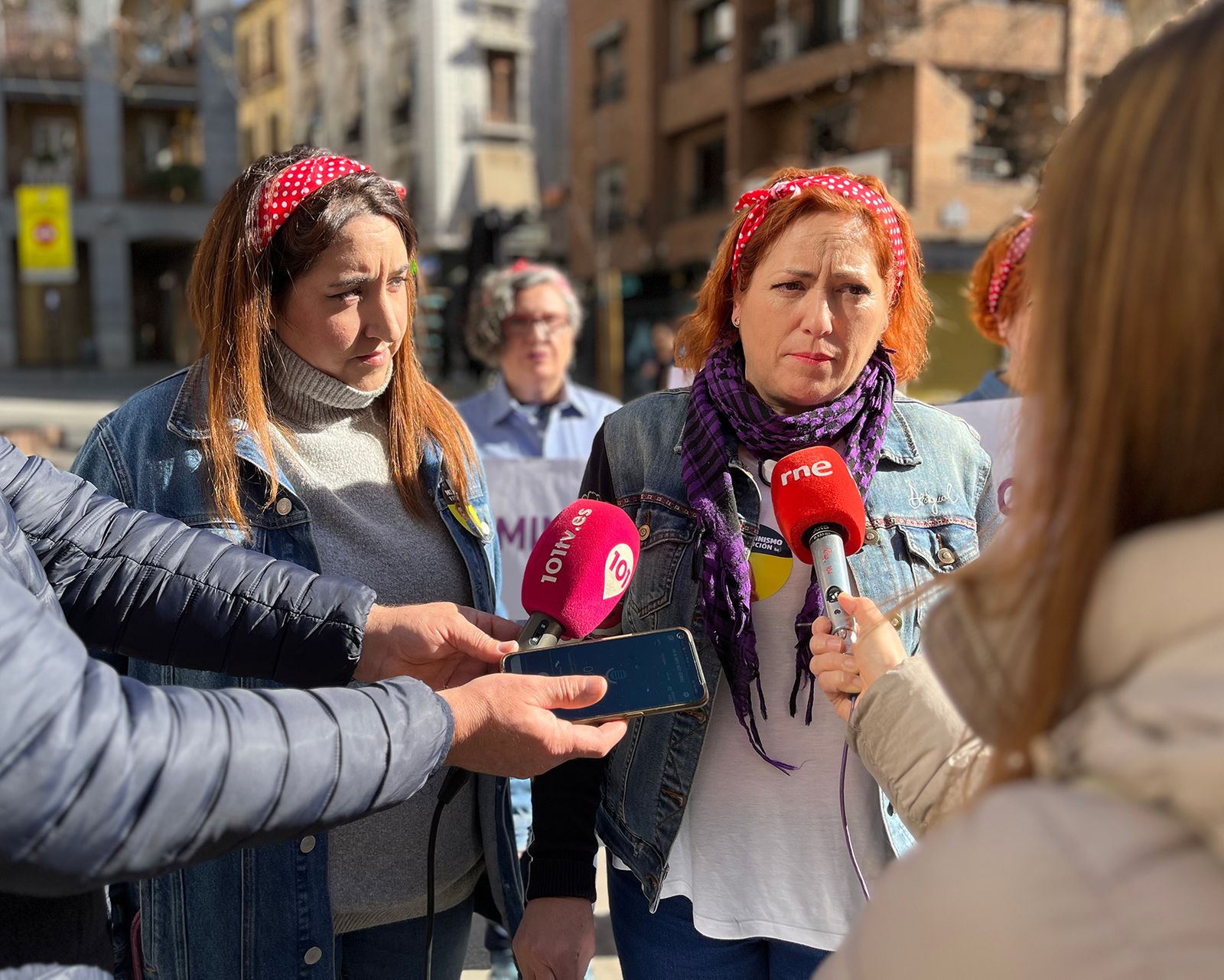 La diputada, Mari Carmen Pérez y la responsable de feminismo del partido, Ángela Rodríguez