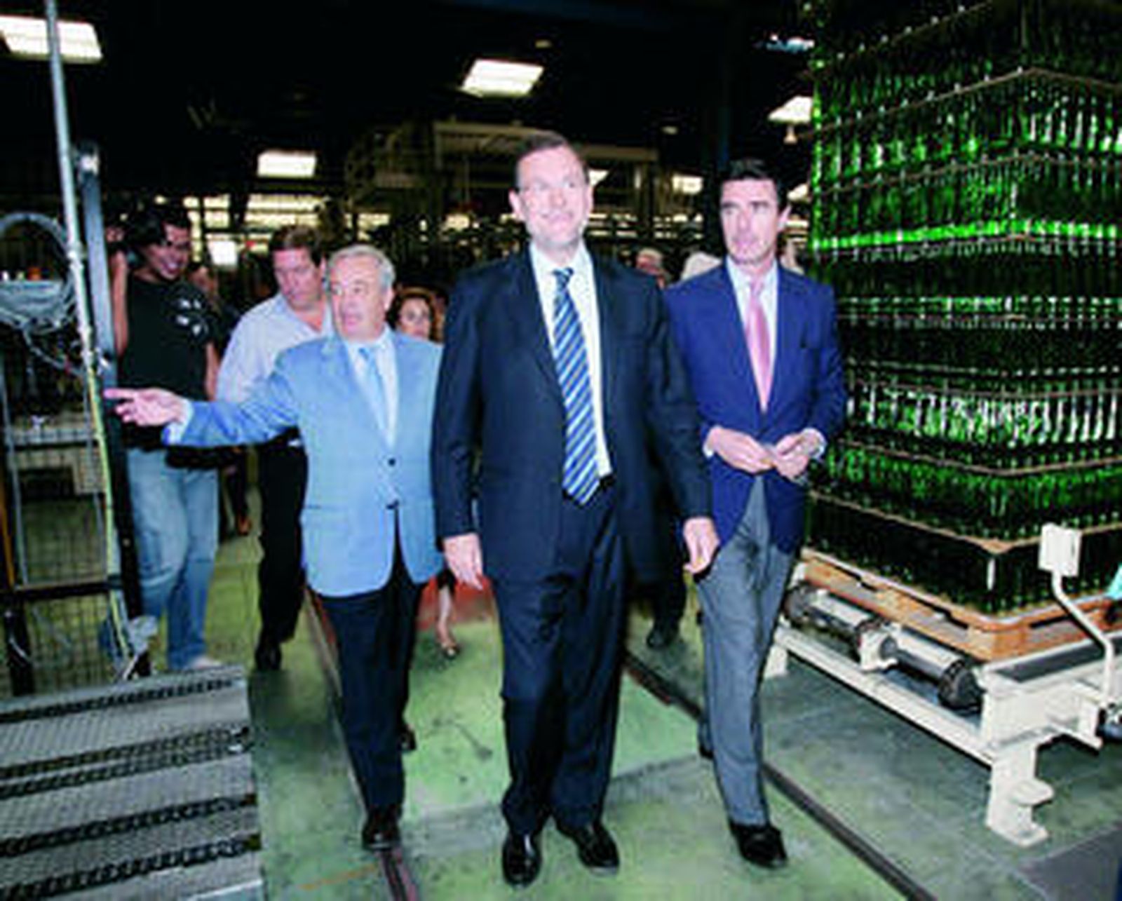 Rajoy con el líder del PP canario, José Manuel Soria, durante su visita a unas instalaciones vidrieras en Telde.