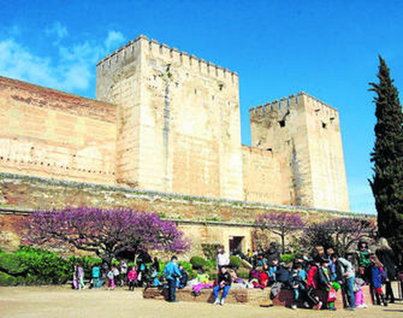 Varios grupos de escolares visitaban ayer la Alhambra.