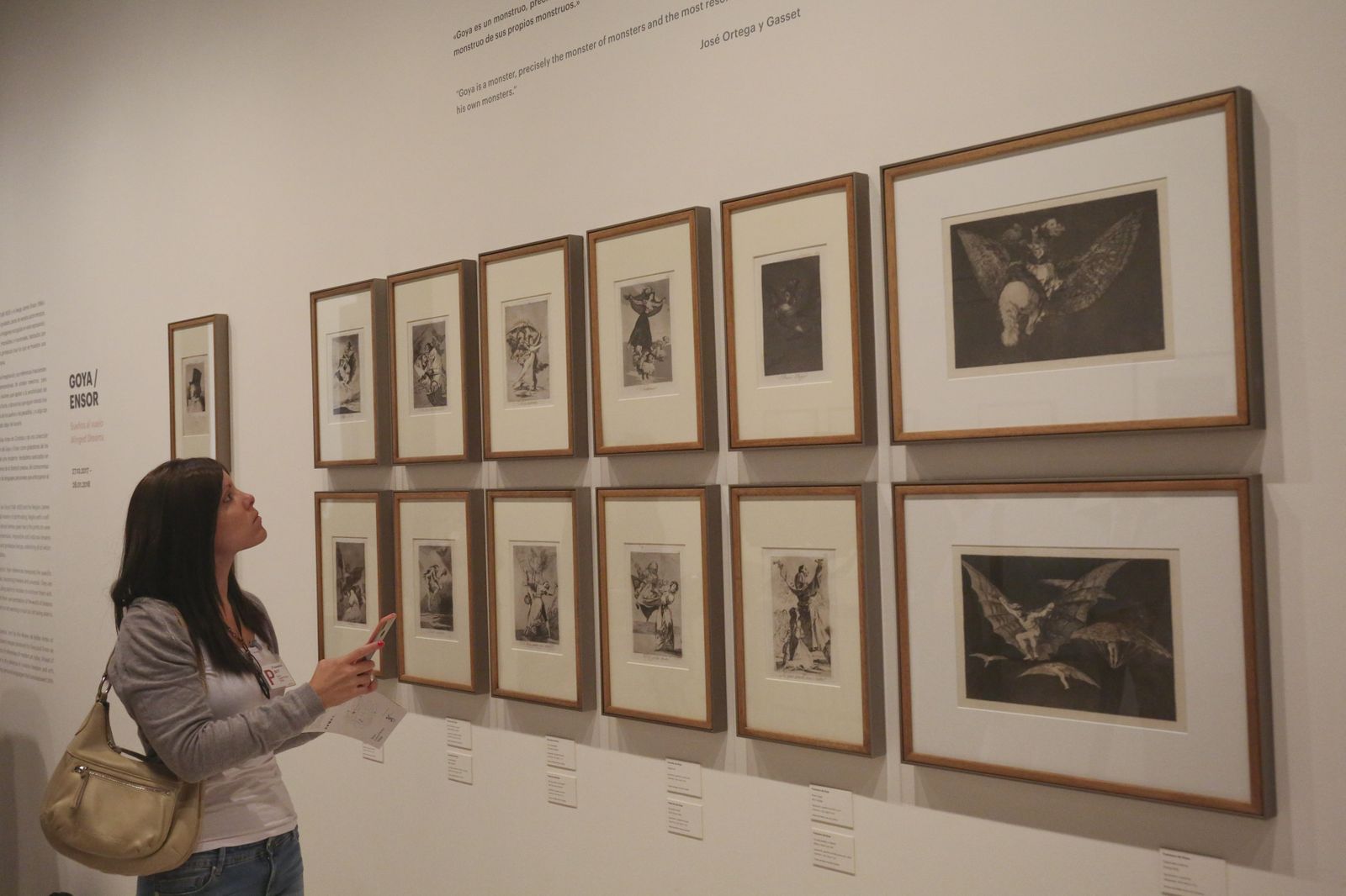 Una chica contempla los grabados de Goya en la exposición.
