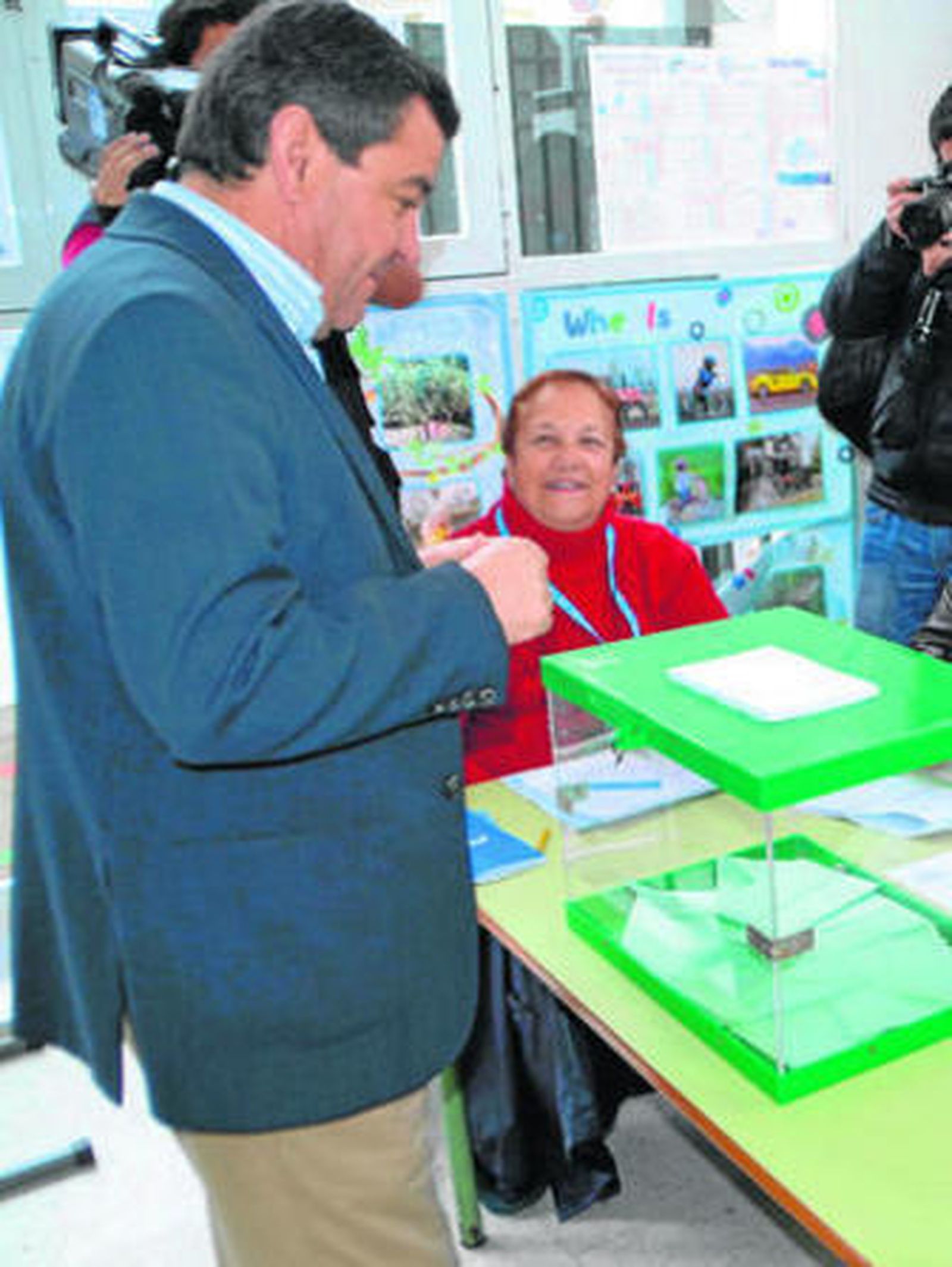 A la izquierda, José Loaiza, en el momento de votar el domingo. A la derecha, Patricia Cavada, a punto de echar su papeleta en la urna.