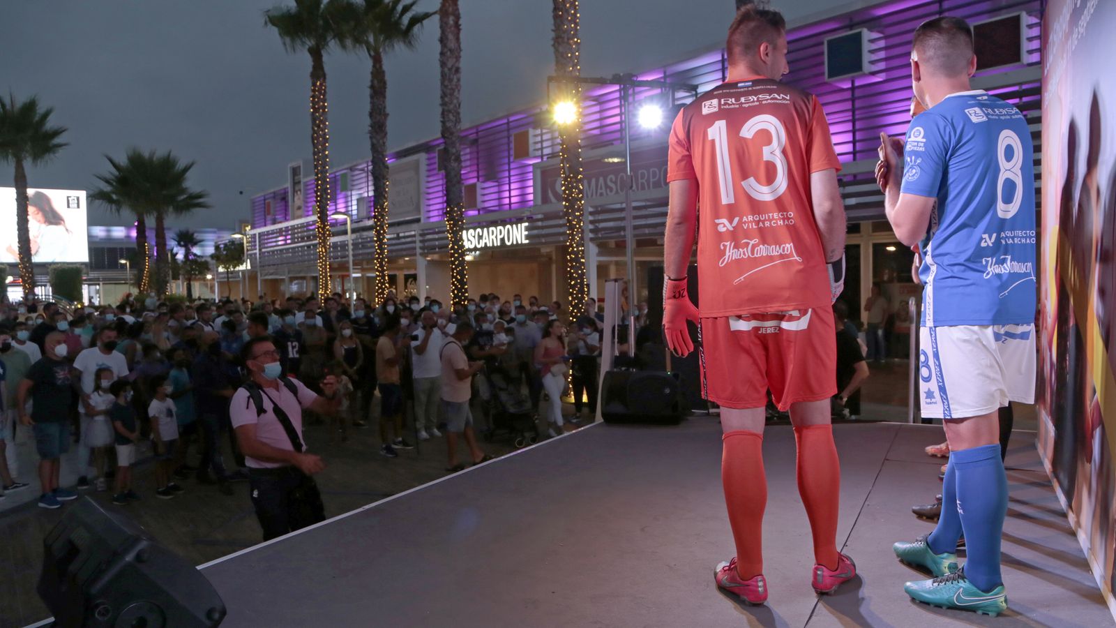 Imágenes de la presentación de las nuevas camisetas del Xerez CD en Luz Shopping