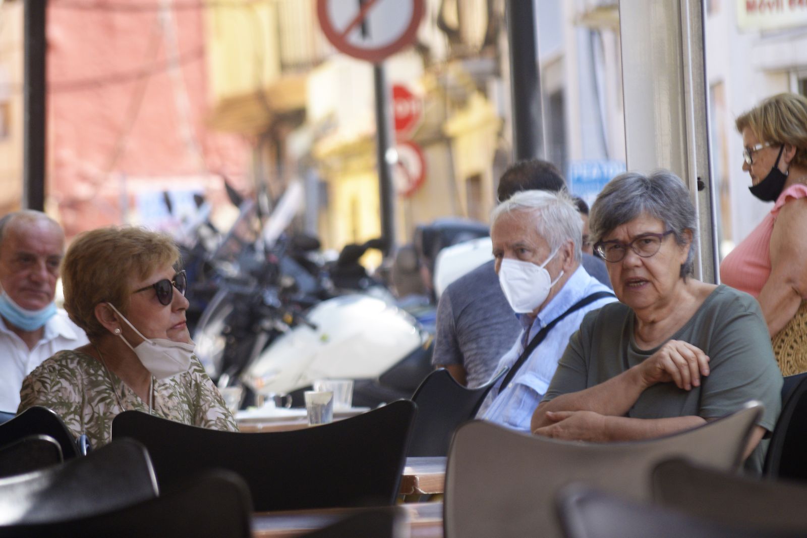 Imágenes del primer día de obligatoriedad de las mascarillas en La Linea.