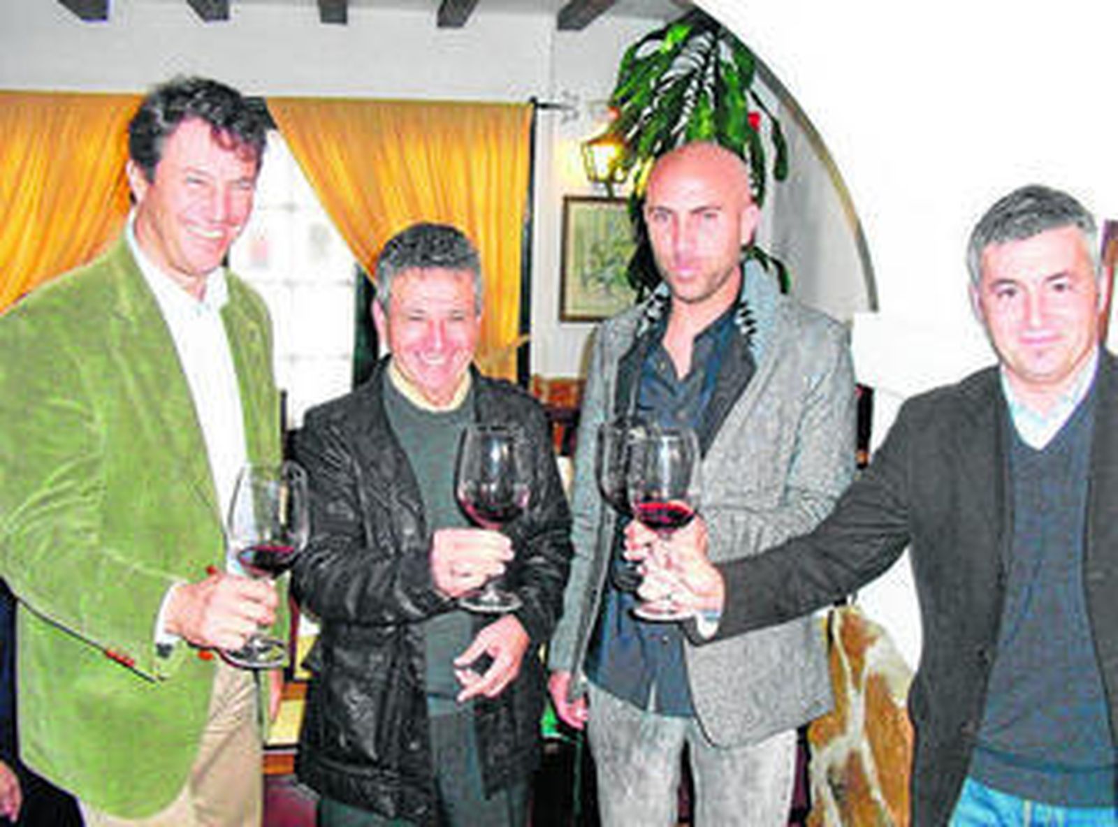 Enrique Huguet cuando era presidente del Cádiz brindando con José González, Raúl López y Roberto Suárez.