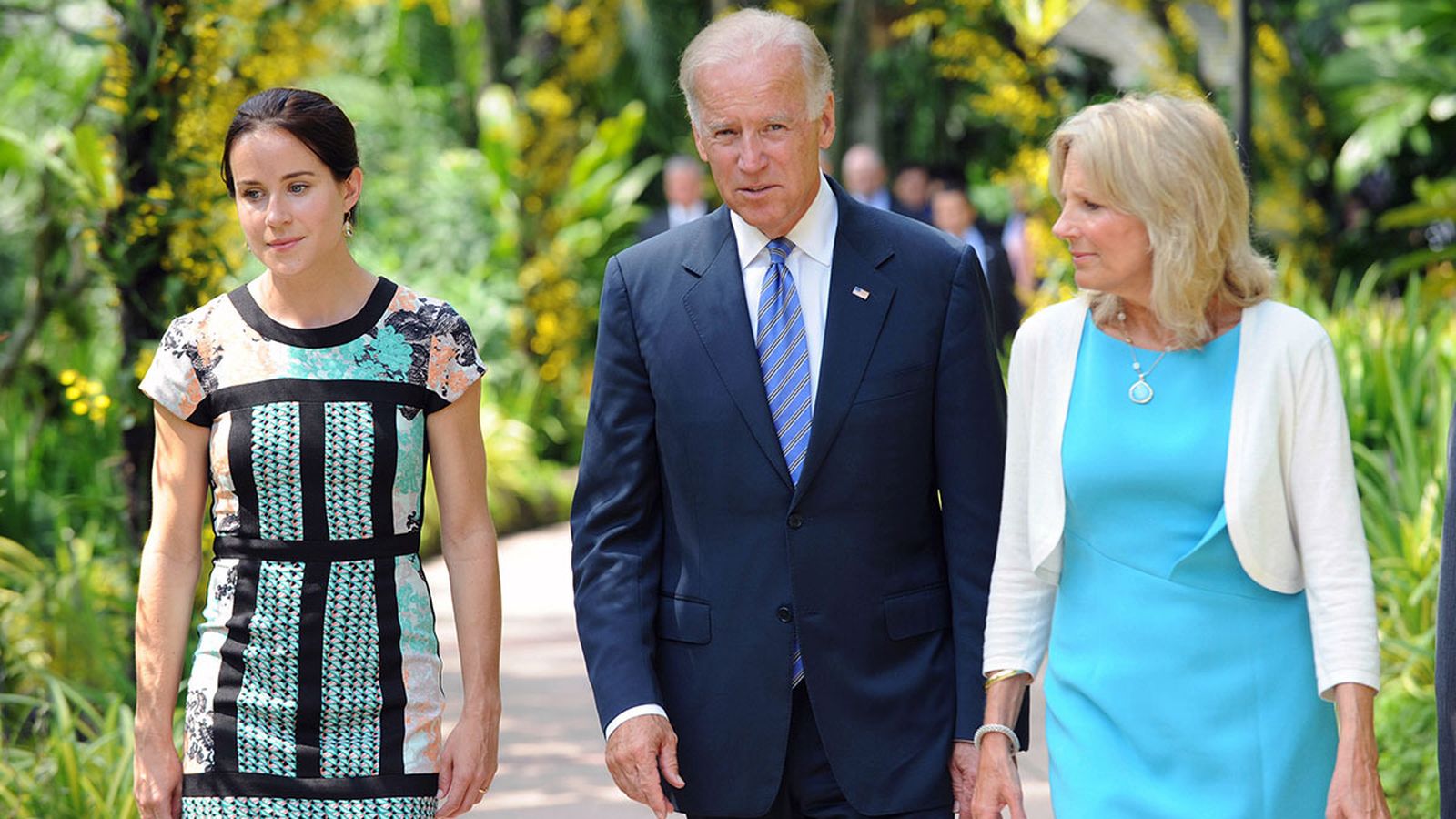 Ashley, con su padre y la mujer de éste, en un acto oficial.