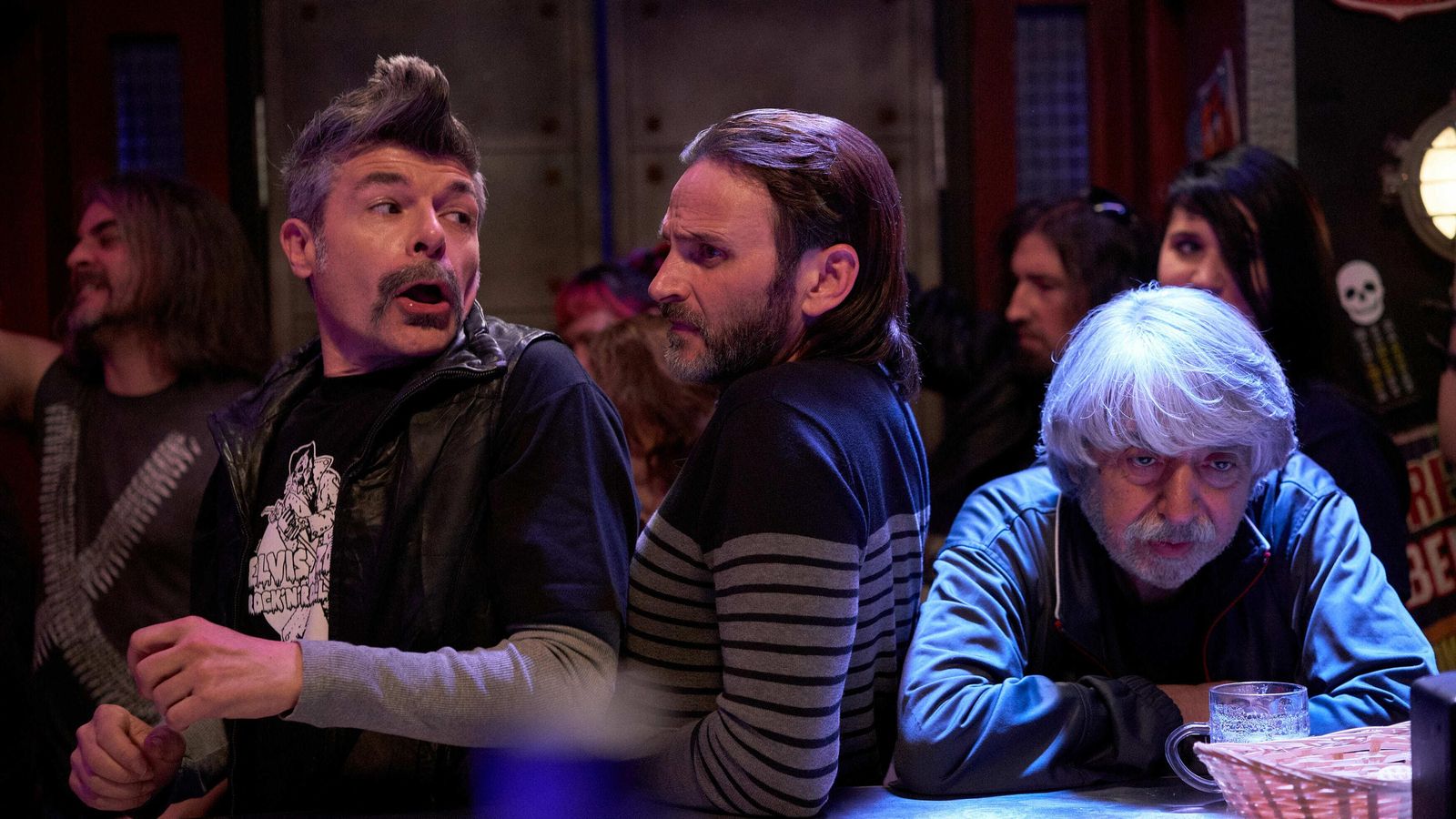 Coque con sus compadres Fermín y Vicente en su bar recién abierto, en el capítulo de este miércoles